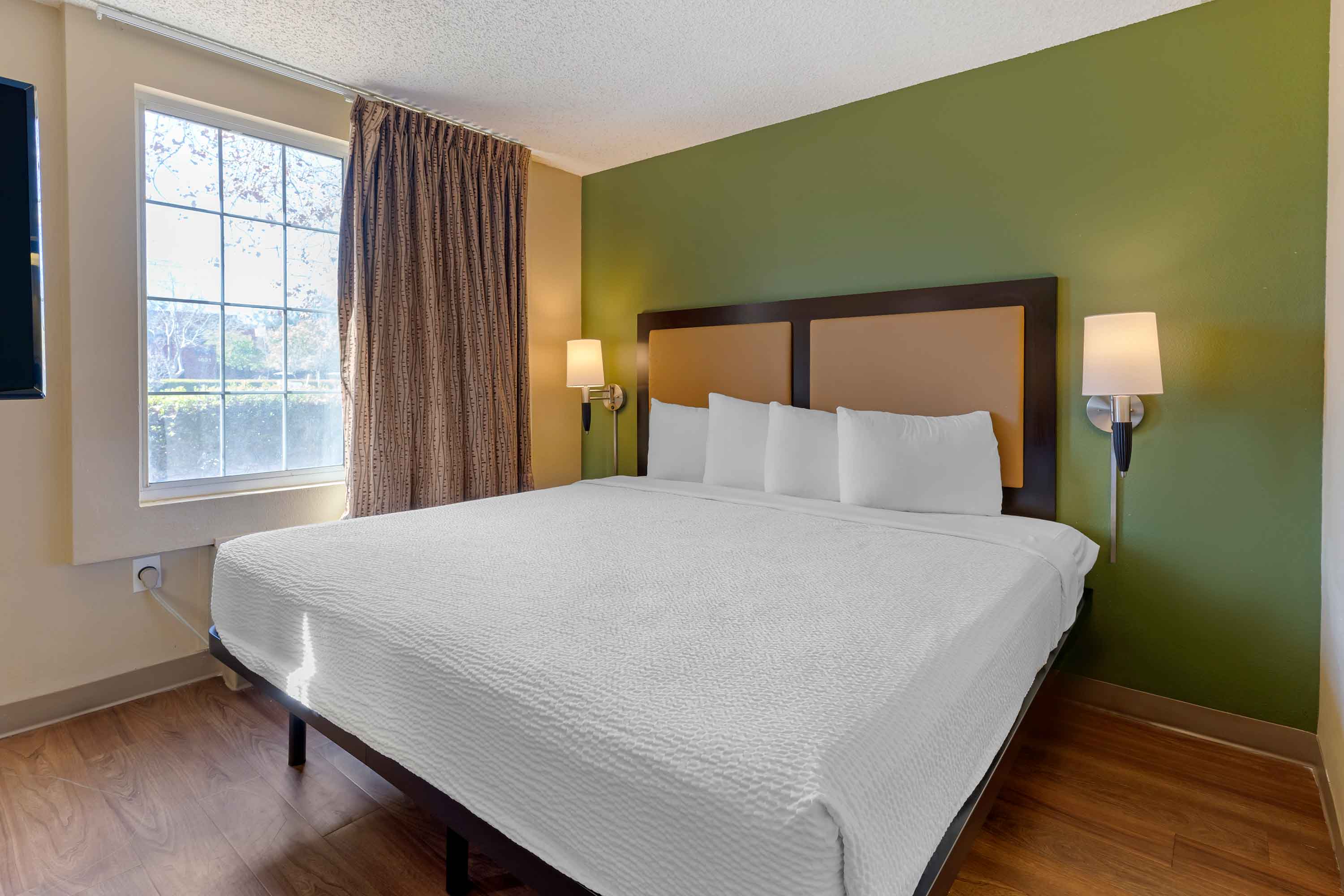 Deluxe Studio - 1 King Bed