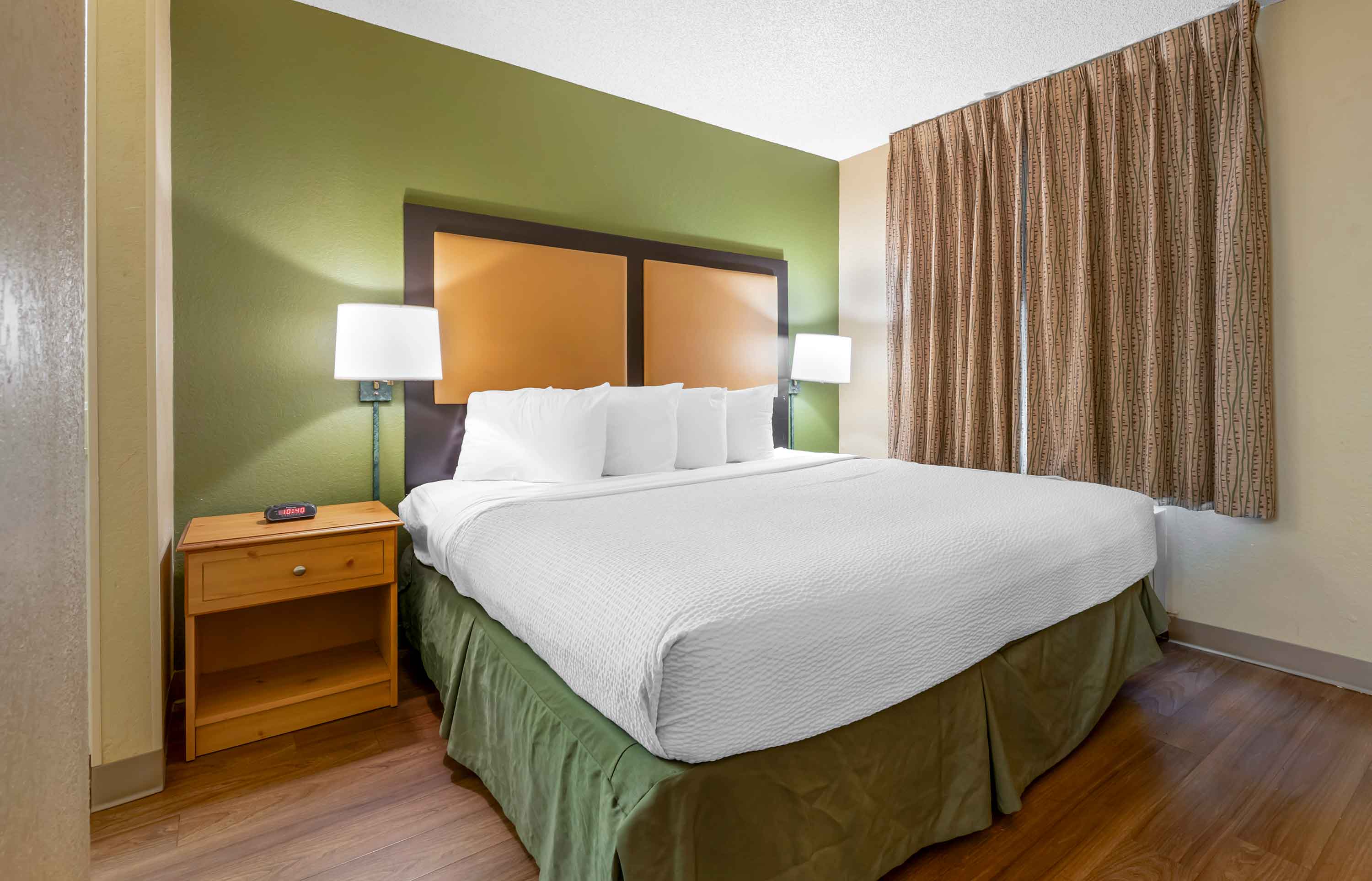 Deluxe Studio - 1 King Bed