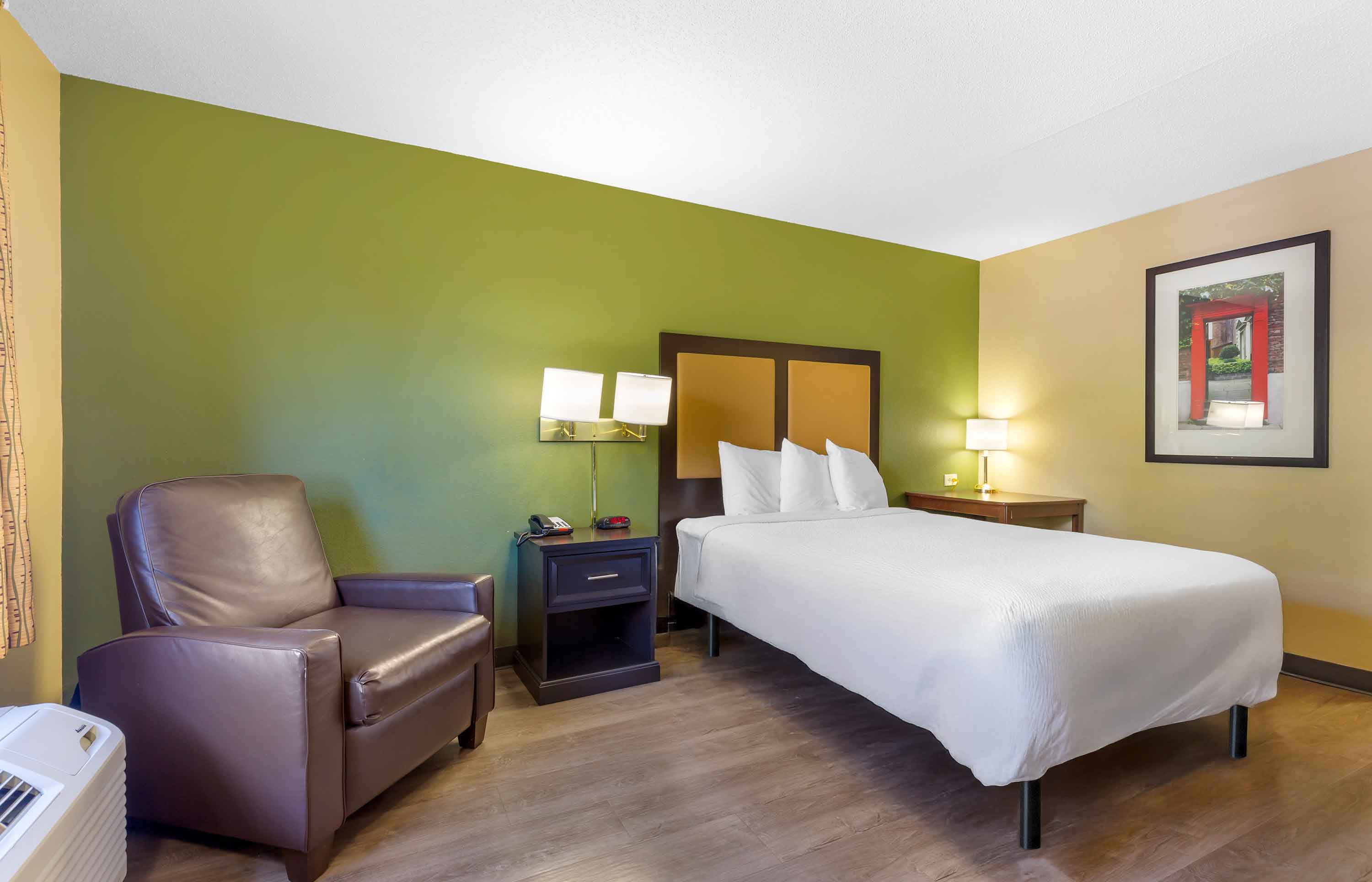 Deluxe Studio - 1 Queen Bed