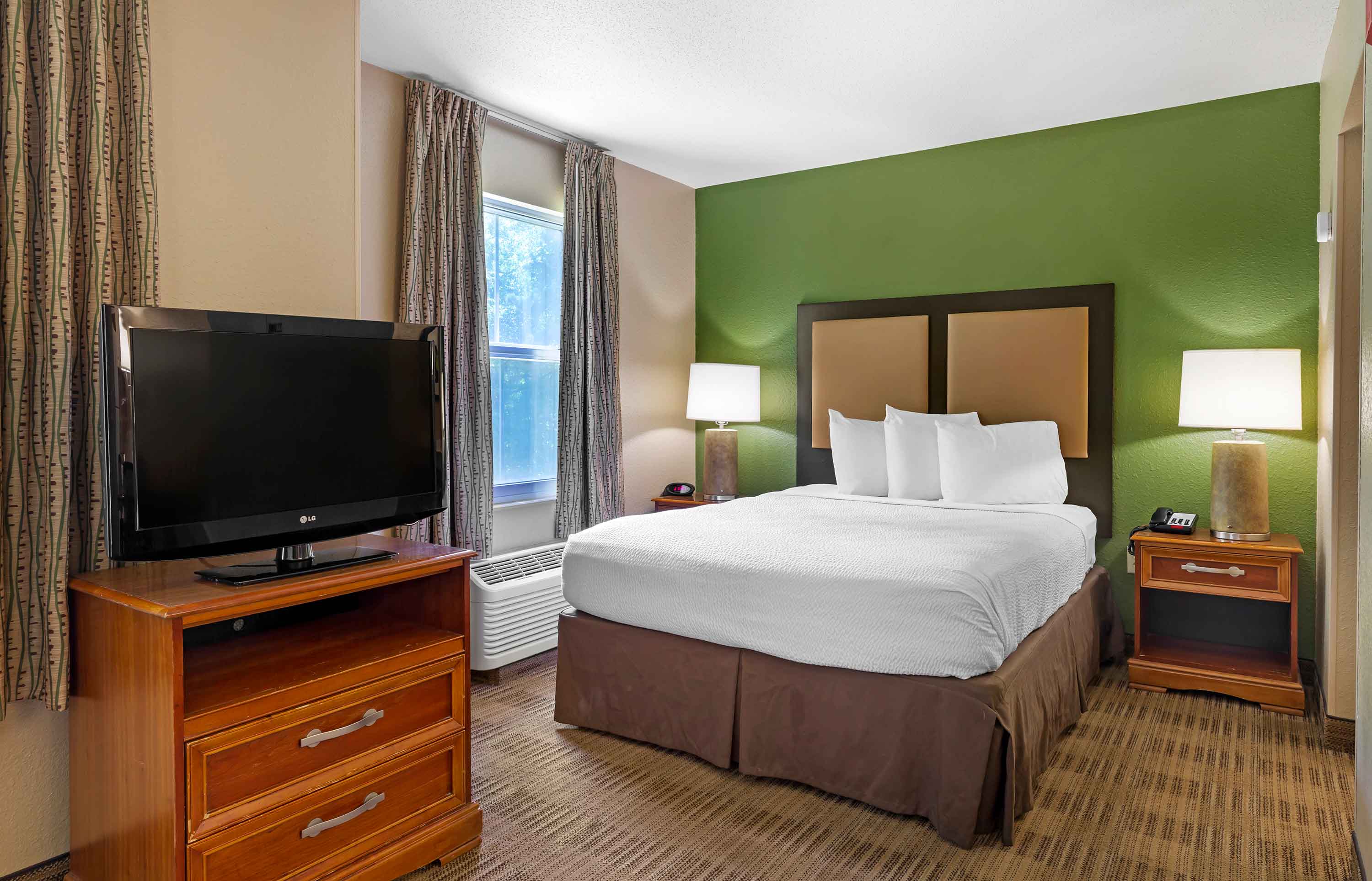 Deluxe Studio - 1 King Bed