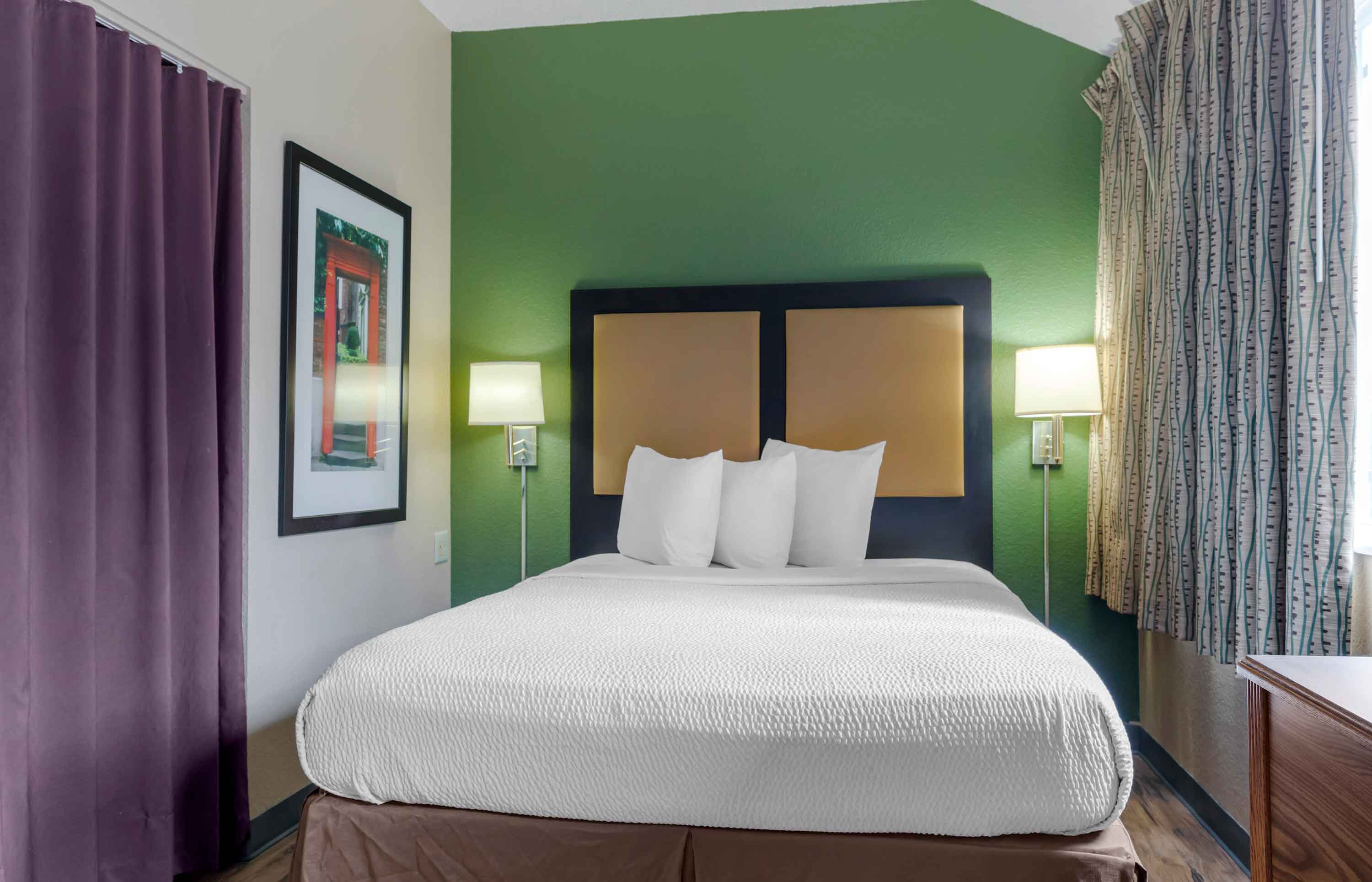 Deluxe Studio - 1 Queen Bed