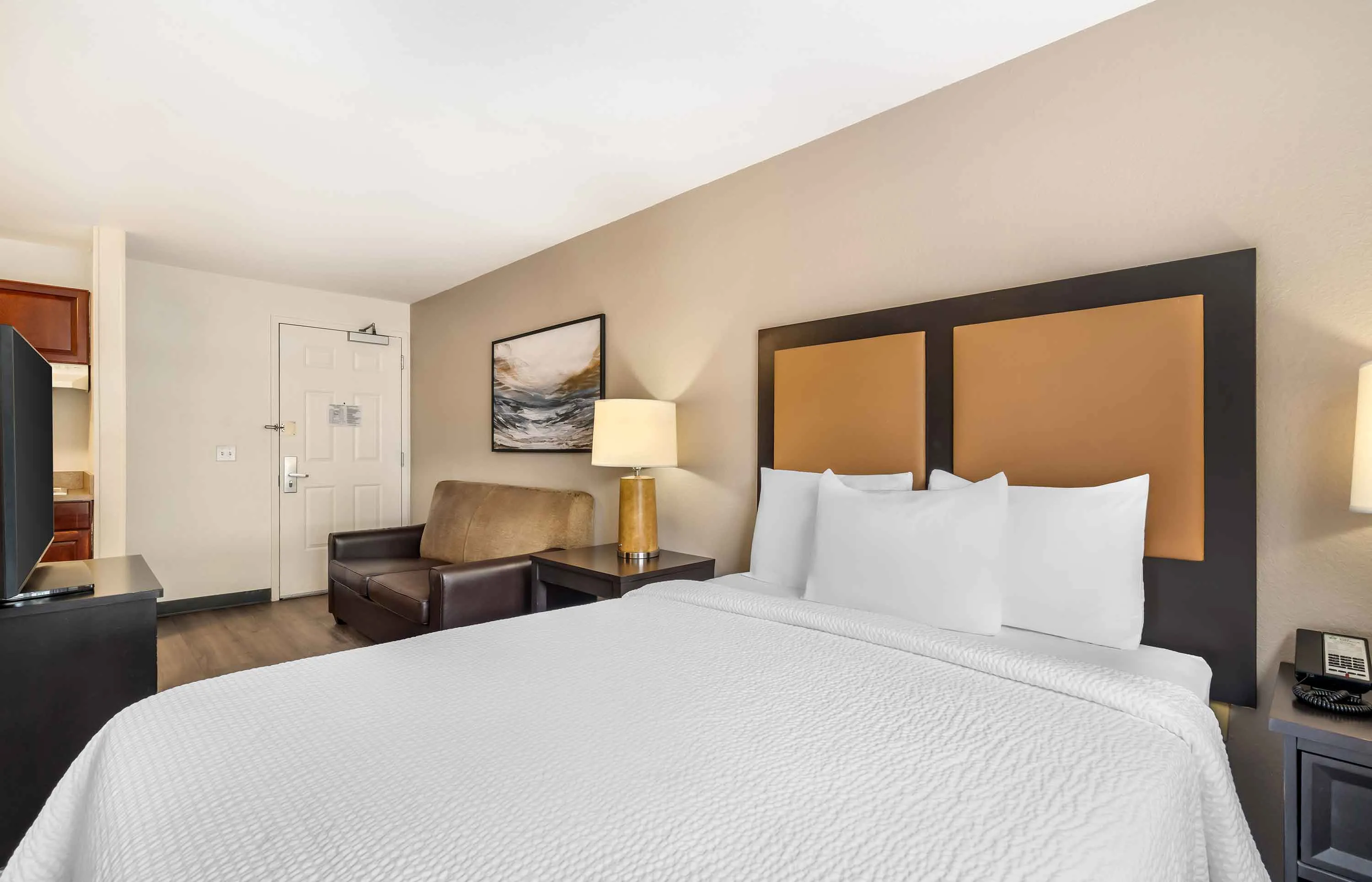 Deluxe Studio - 1 King Bed