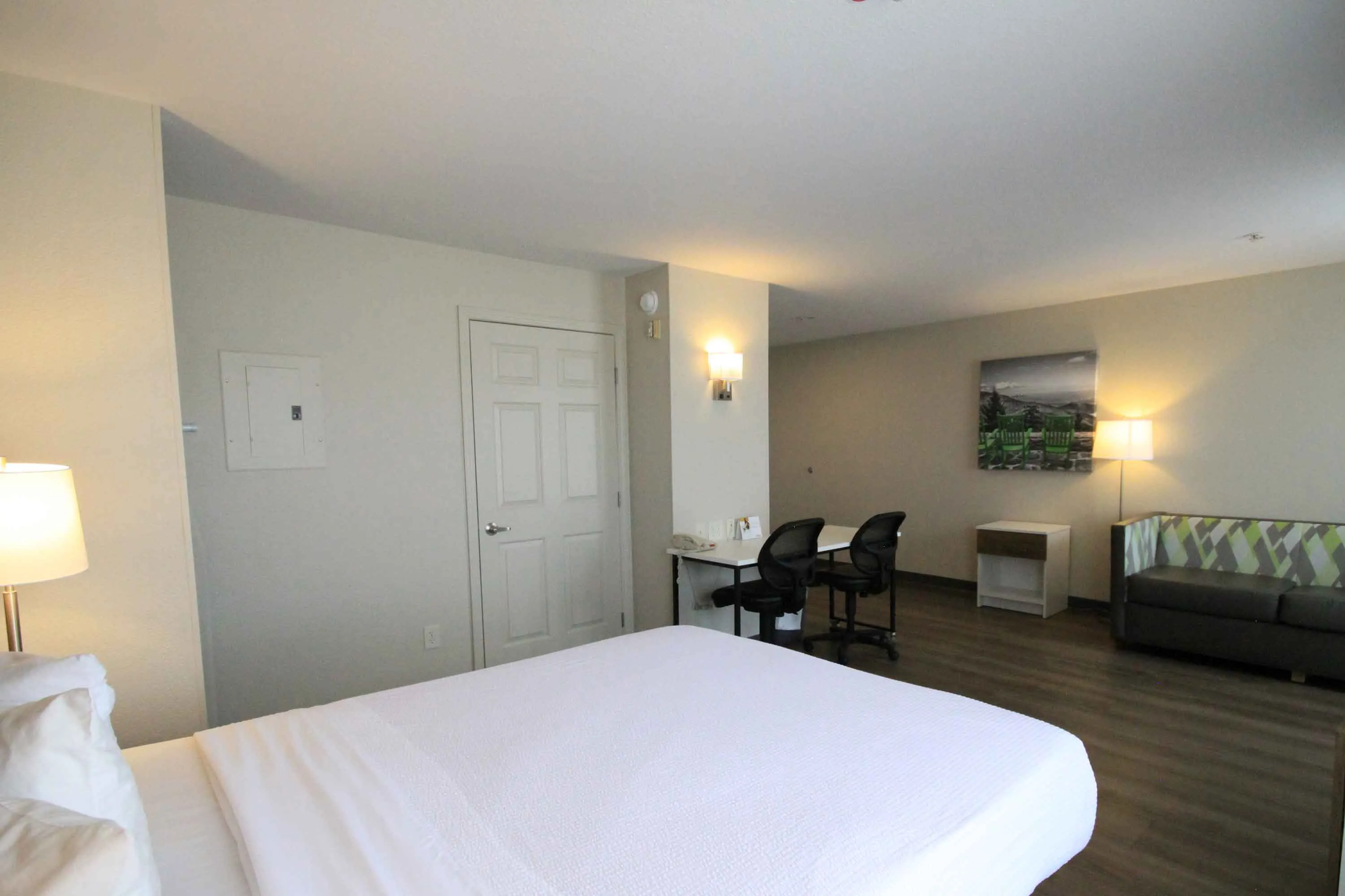Deluxe Studio - 1 Queen Bed