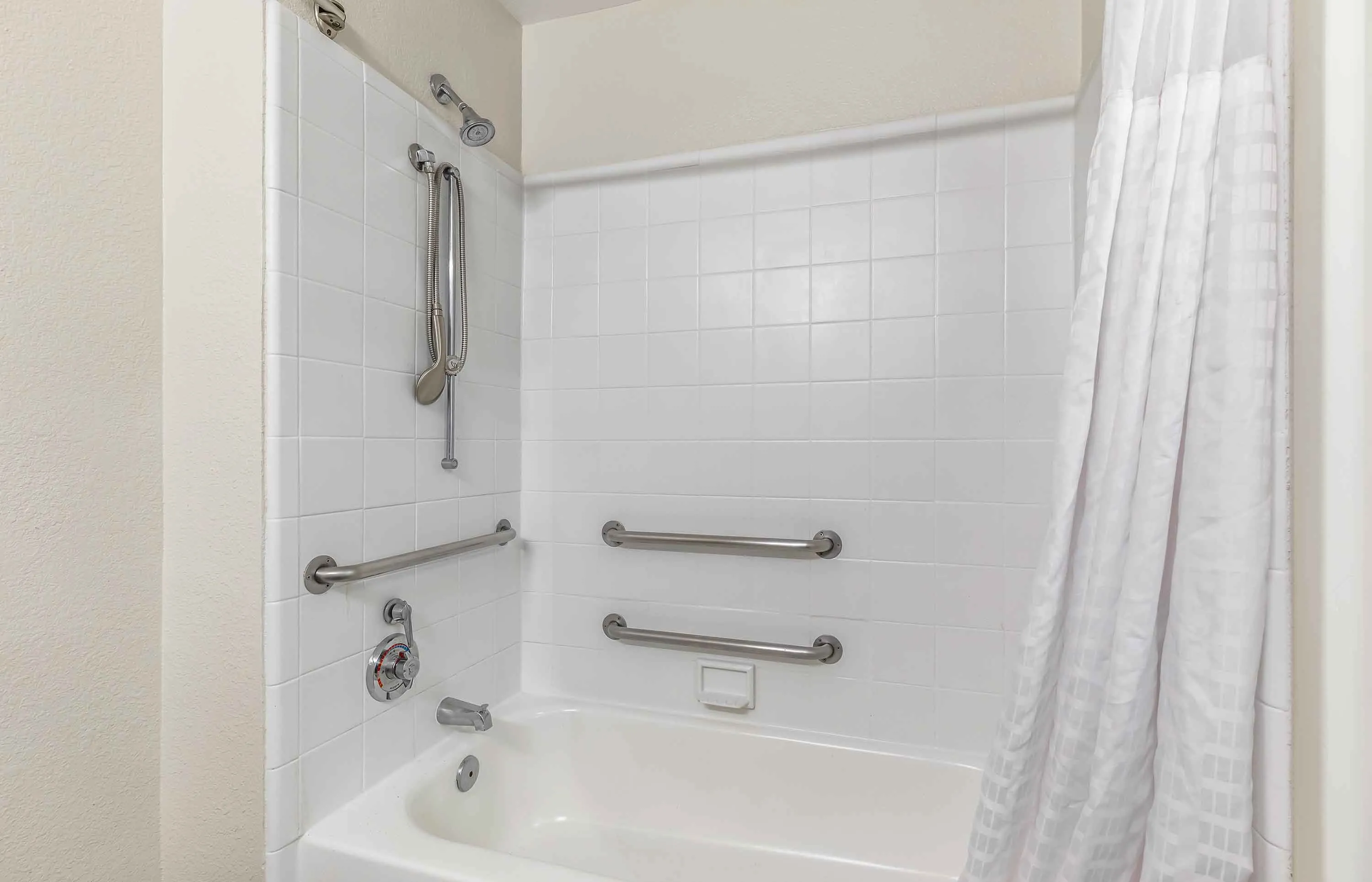 Deluxe Studio - 1 Queen Bed