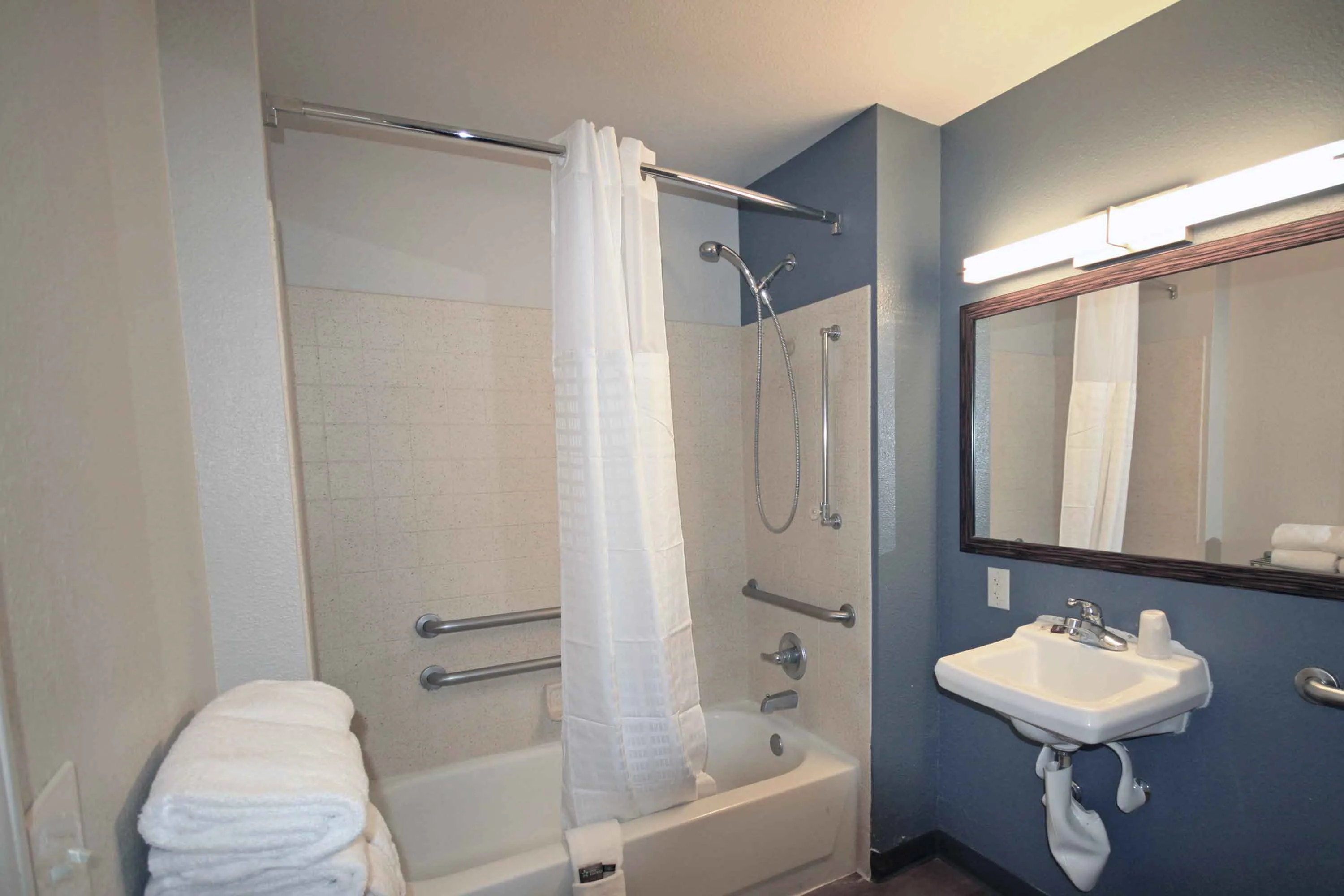 1 Bedroom Suite - 1 King Bed