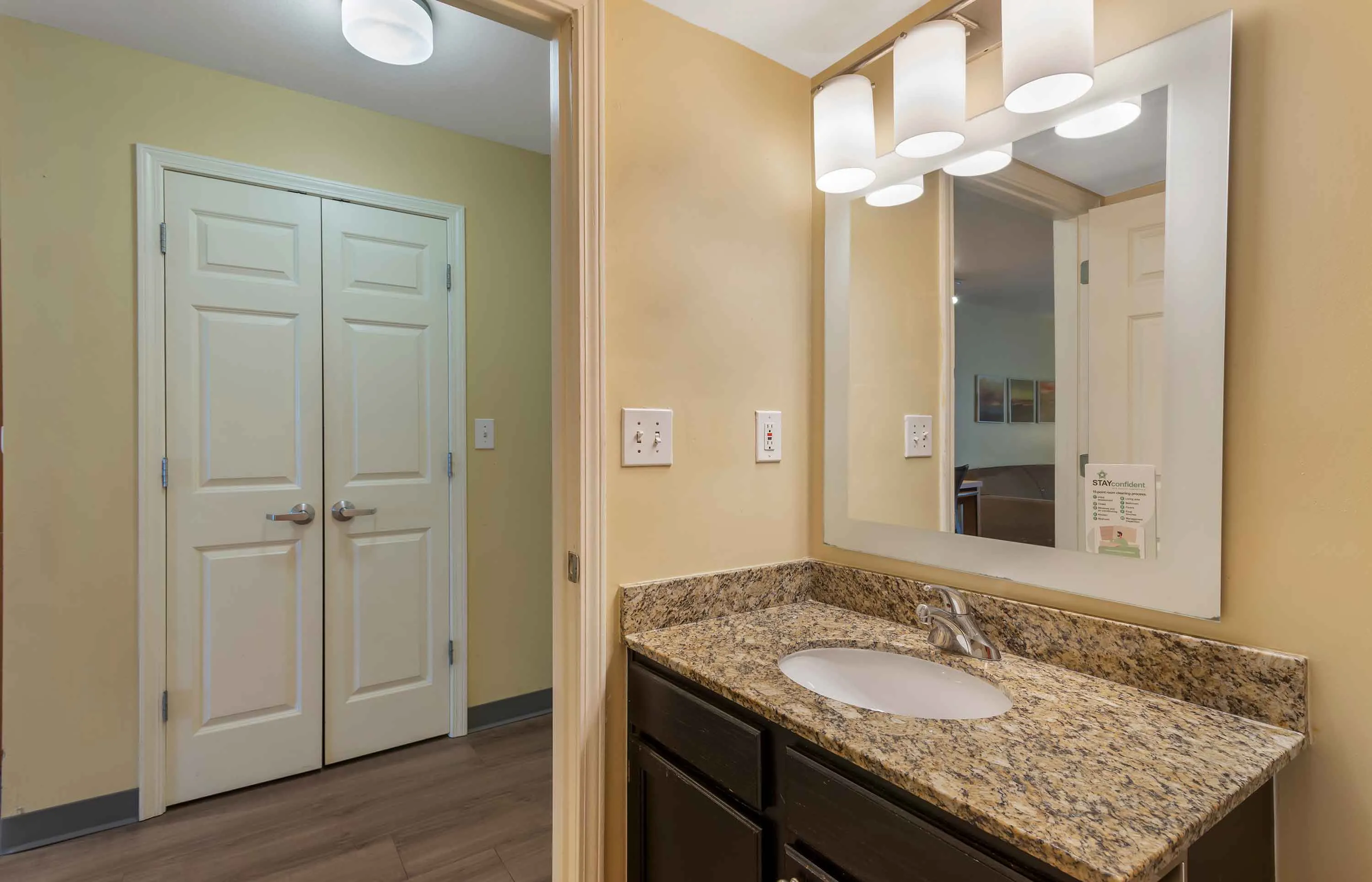 1 Bedroom Suite - 1 Queen Bed