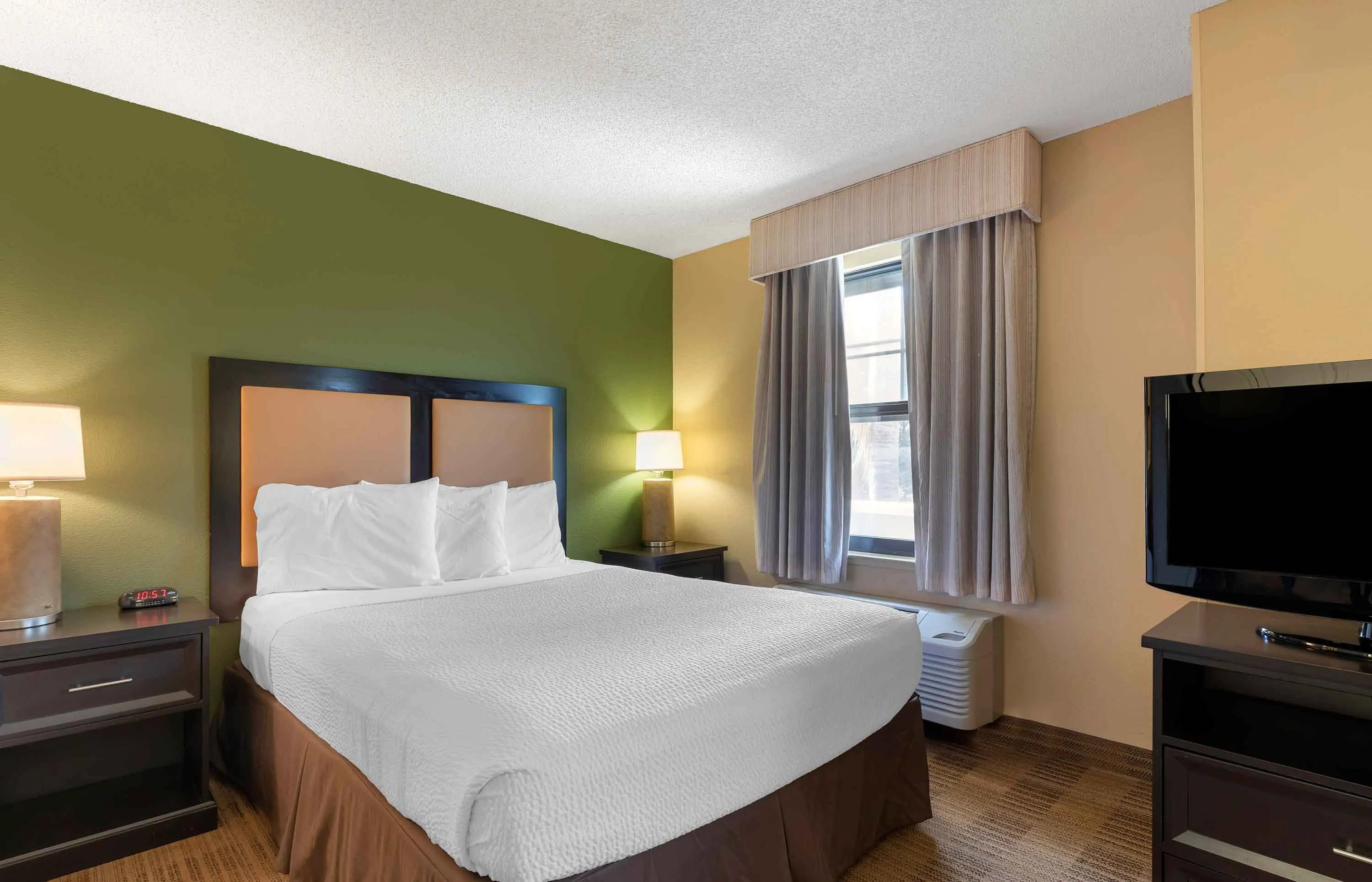 Deluxe Studio - 1 Queen Bed