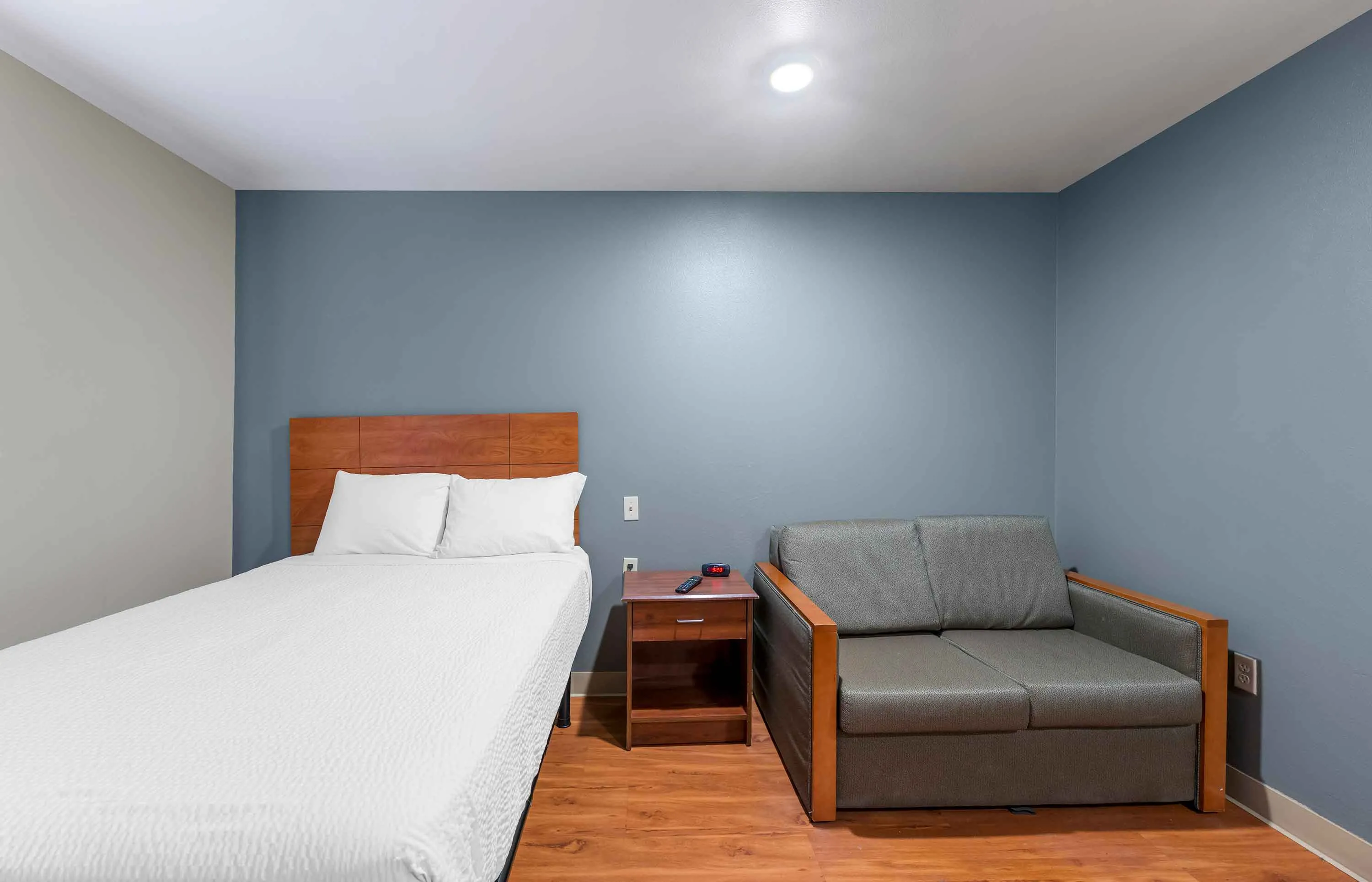 Deluxe Studio - 1 Full Bed