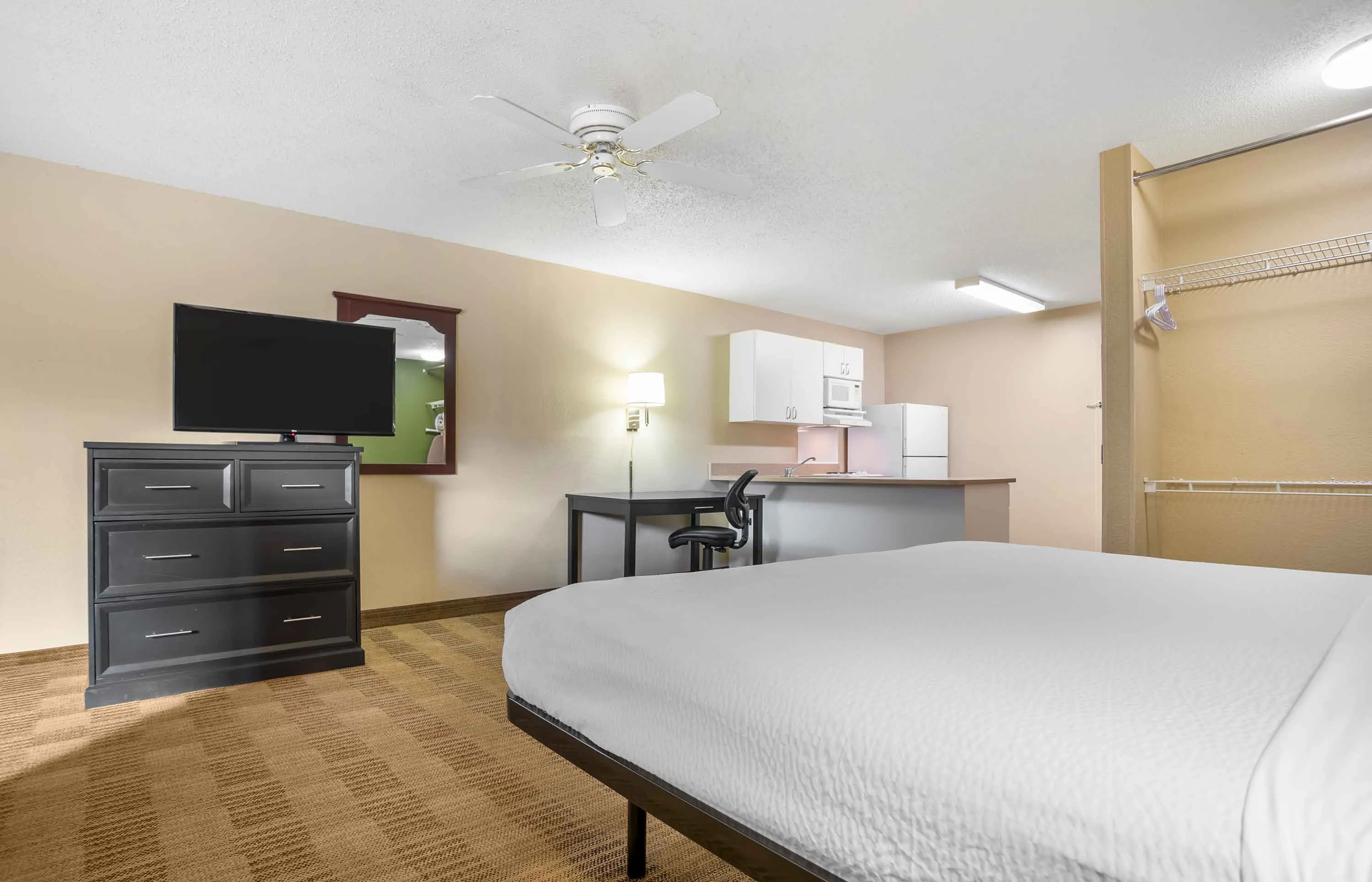 Deluxe Studio - 1 King Bed