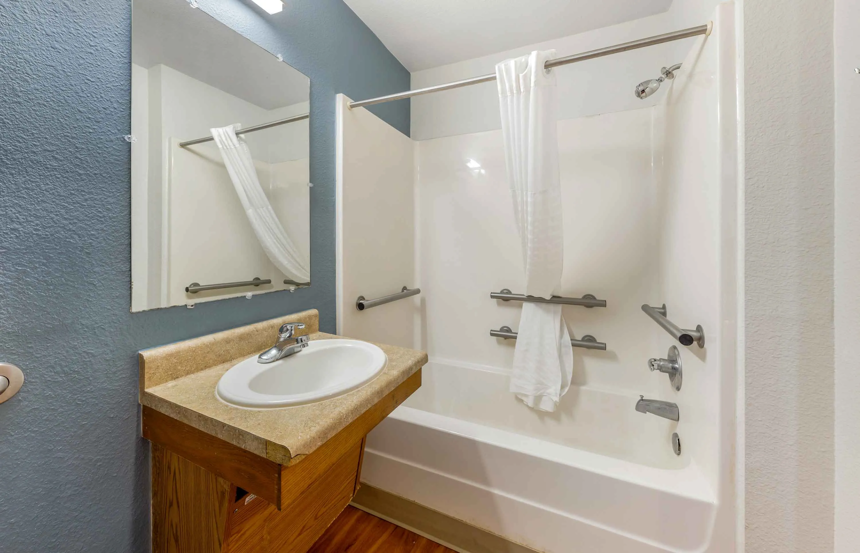 Deluxe Studio - 1 Full Bed