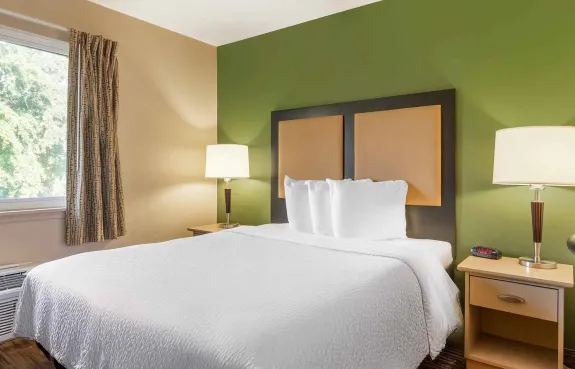 Deluxe Studio - 1 Queen Bed