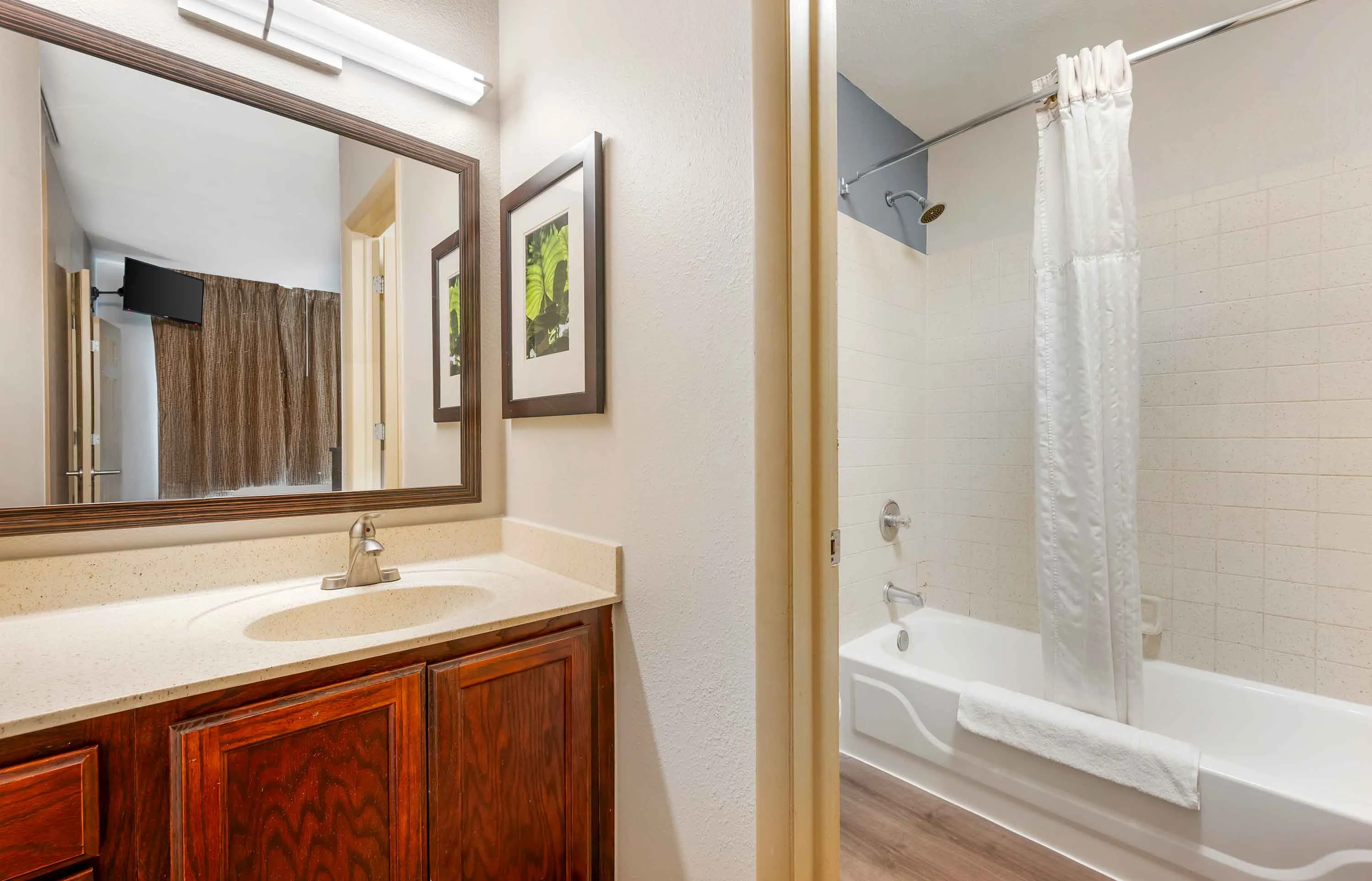 1 Bedroom Suite - 1 King Bed