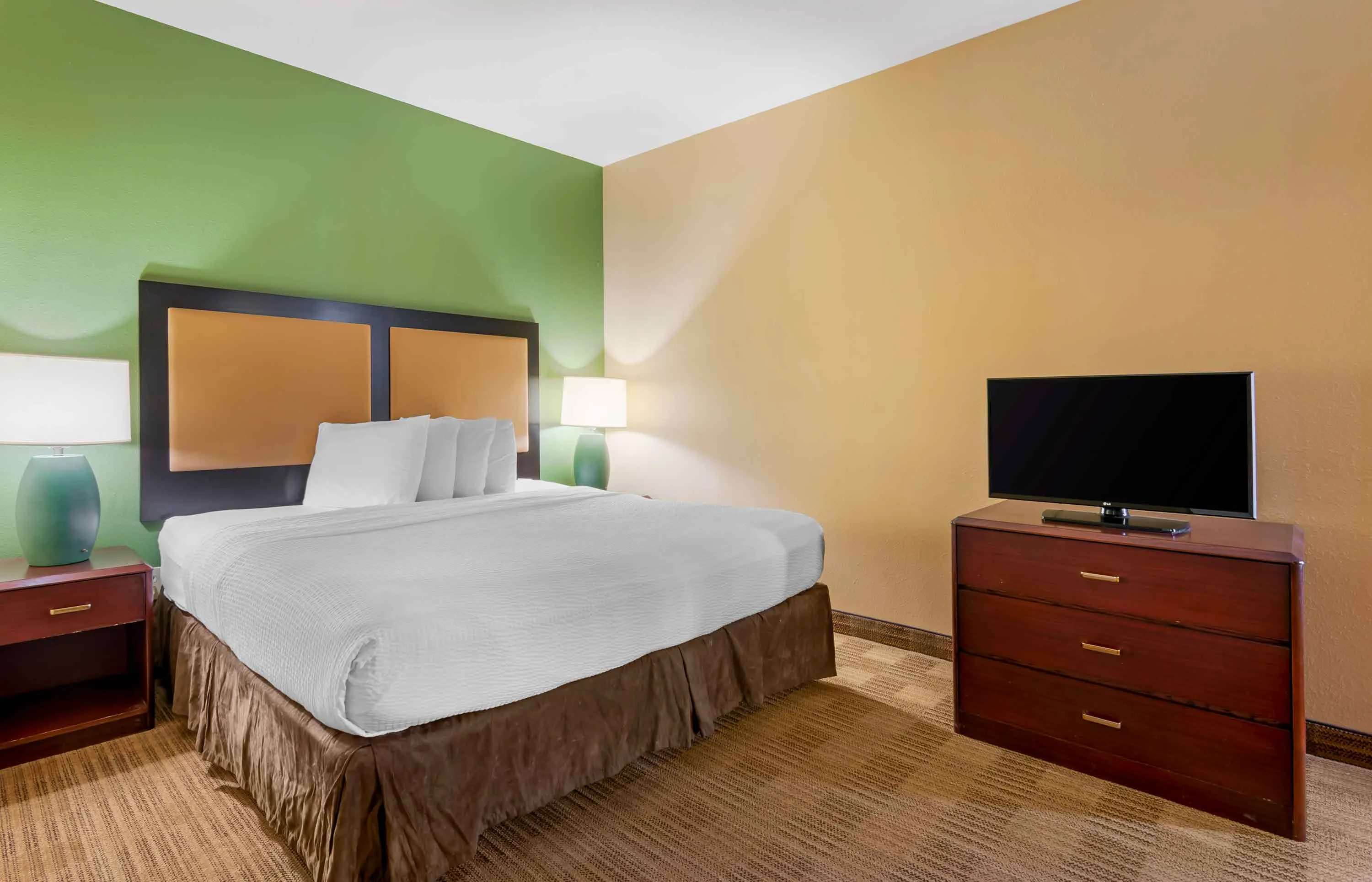 1 Bedroom Suite - 1 King Bed
