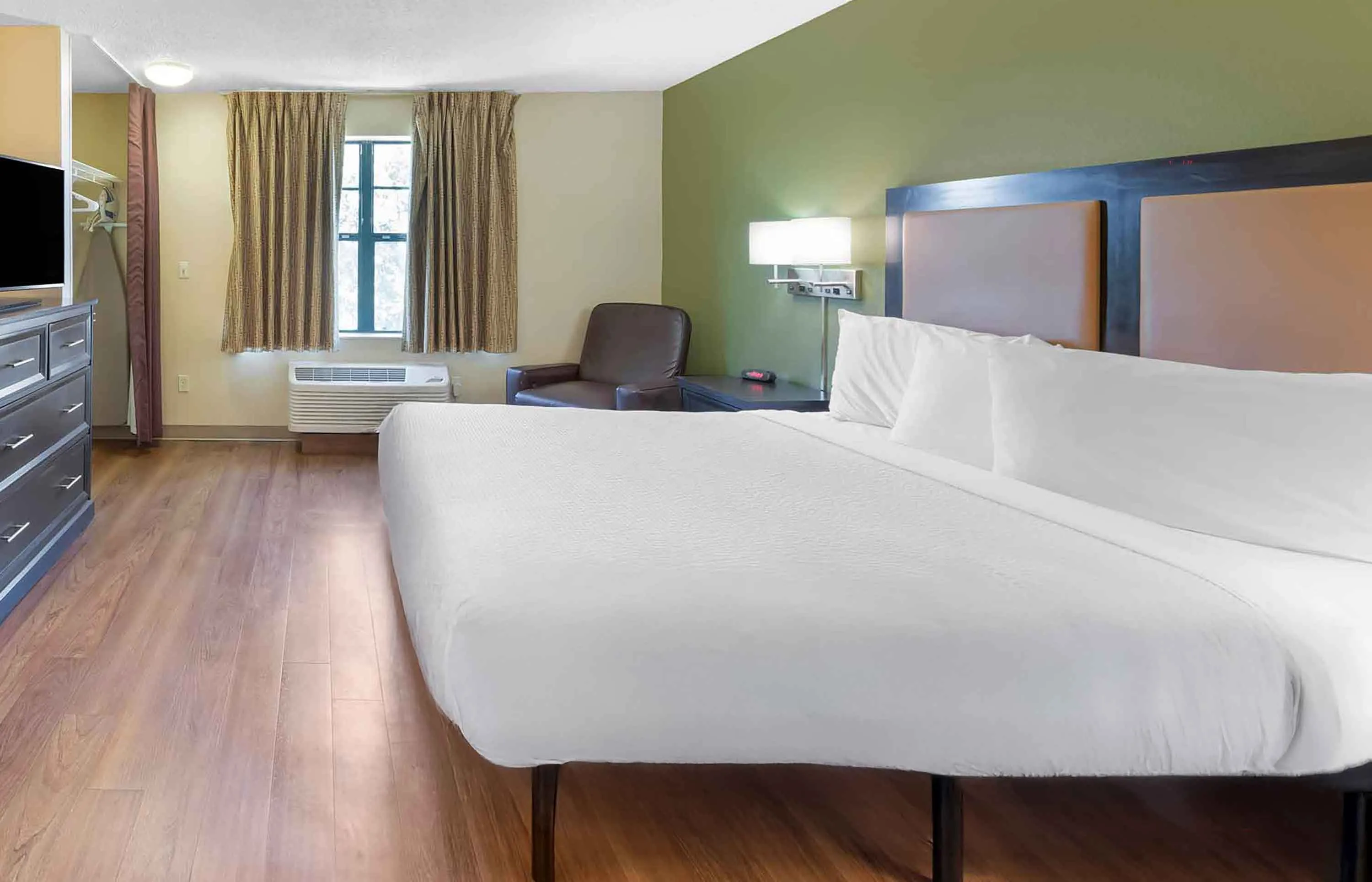 Deluxe Studio - 1 King Bed