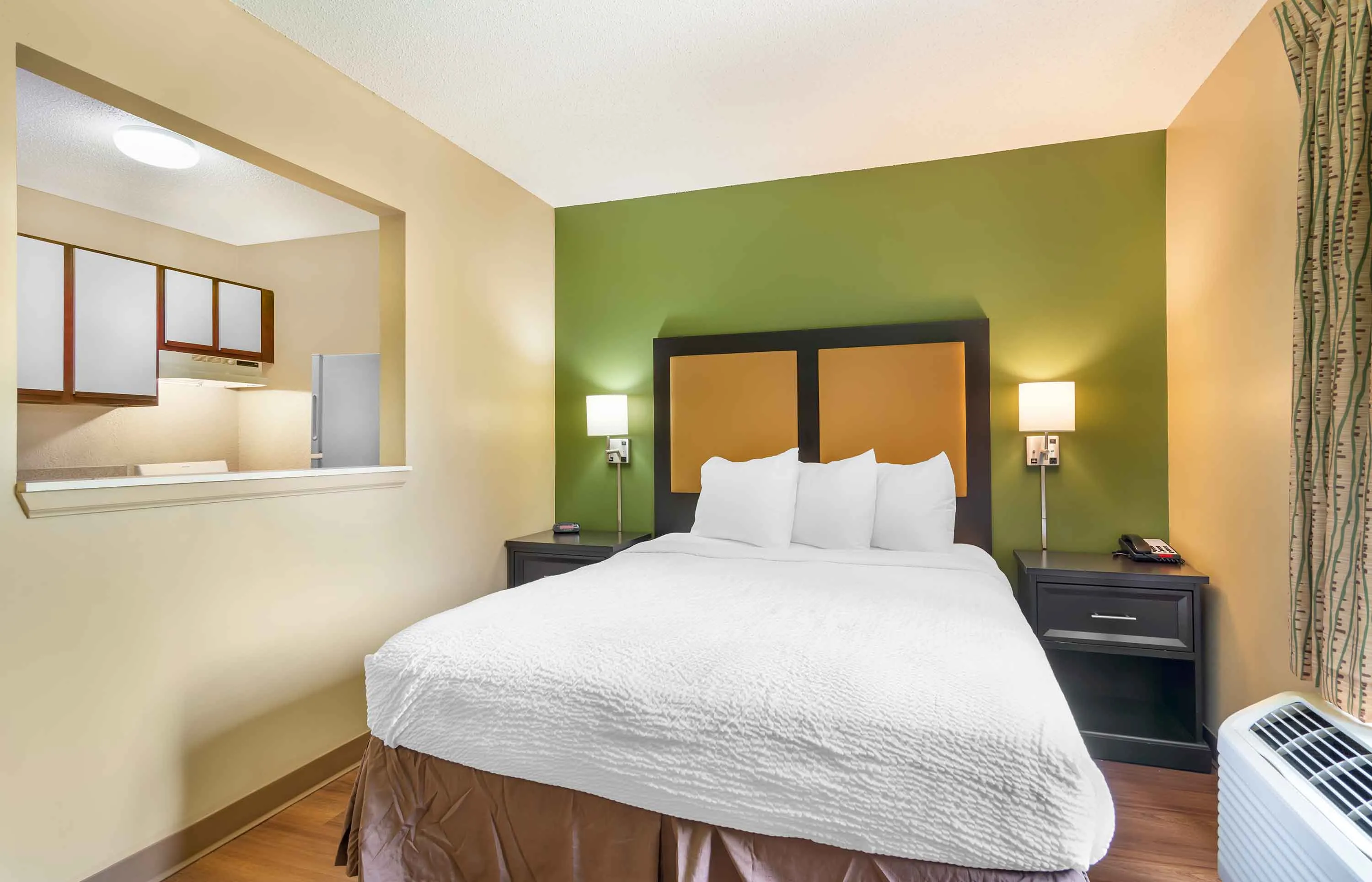 Deluxe Studio - 1 Queen Bed