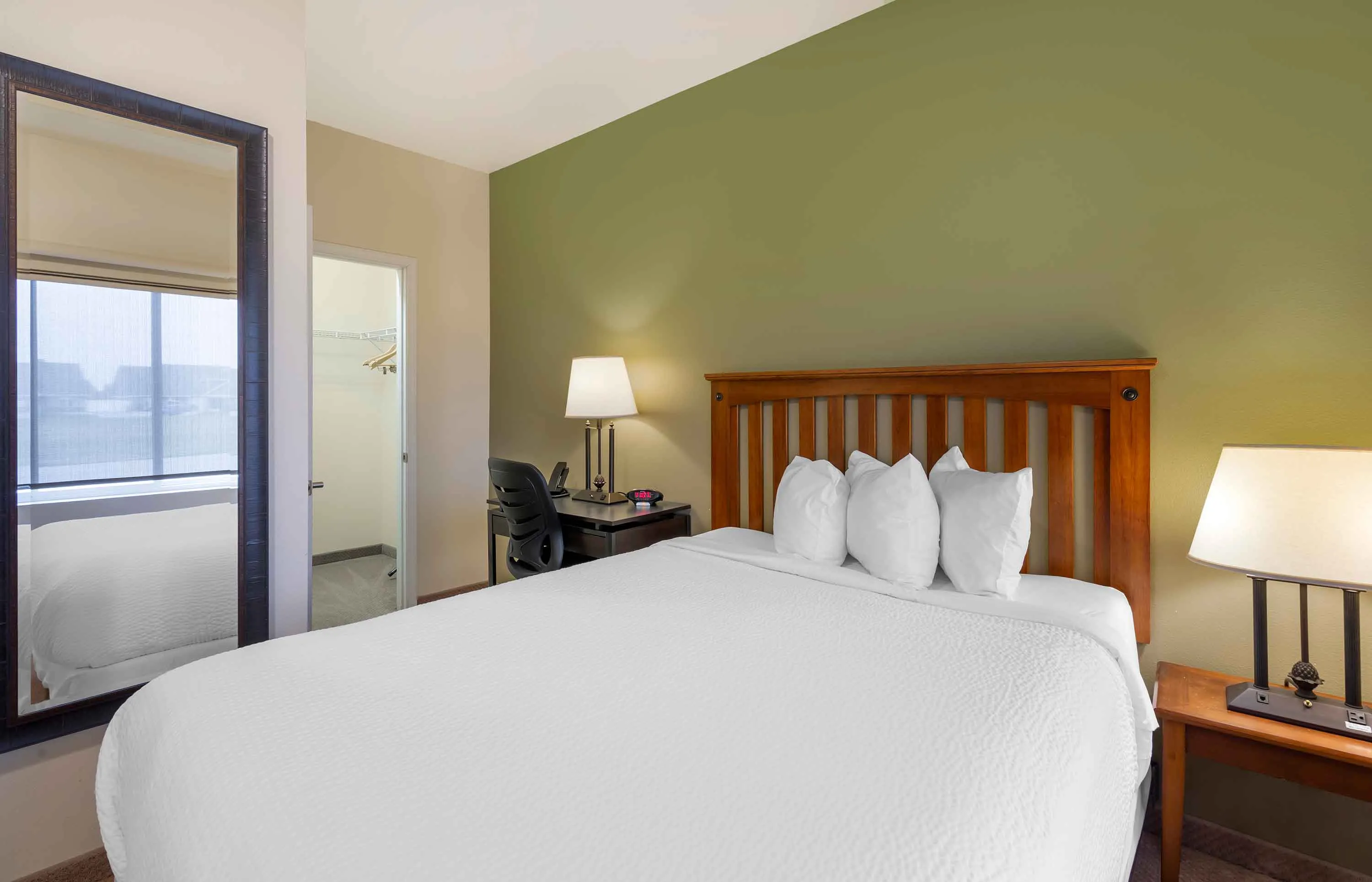 Deluxe Studio - 1 Queen Bed