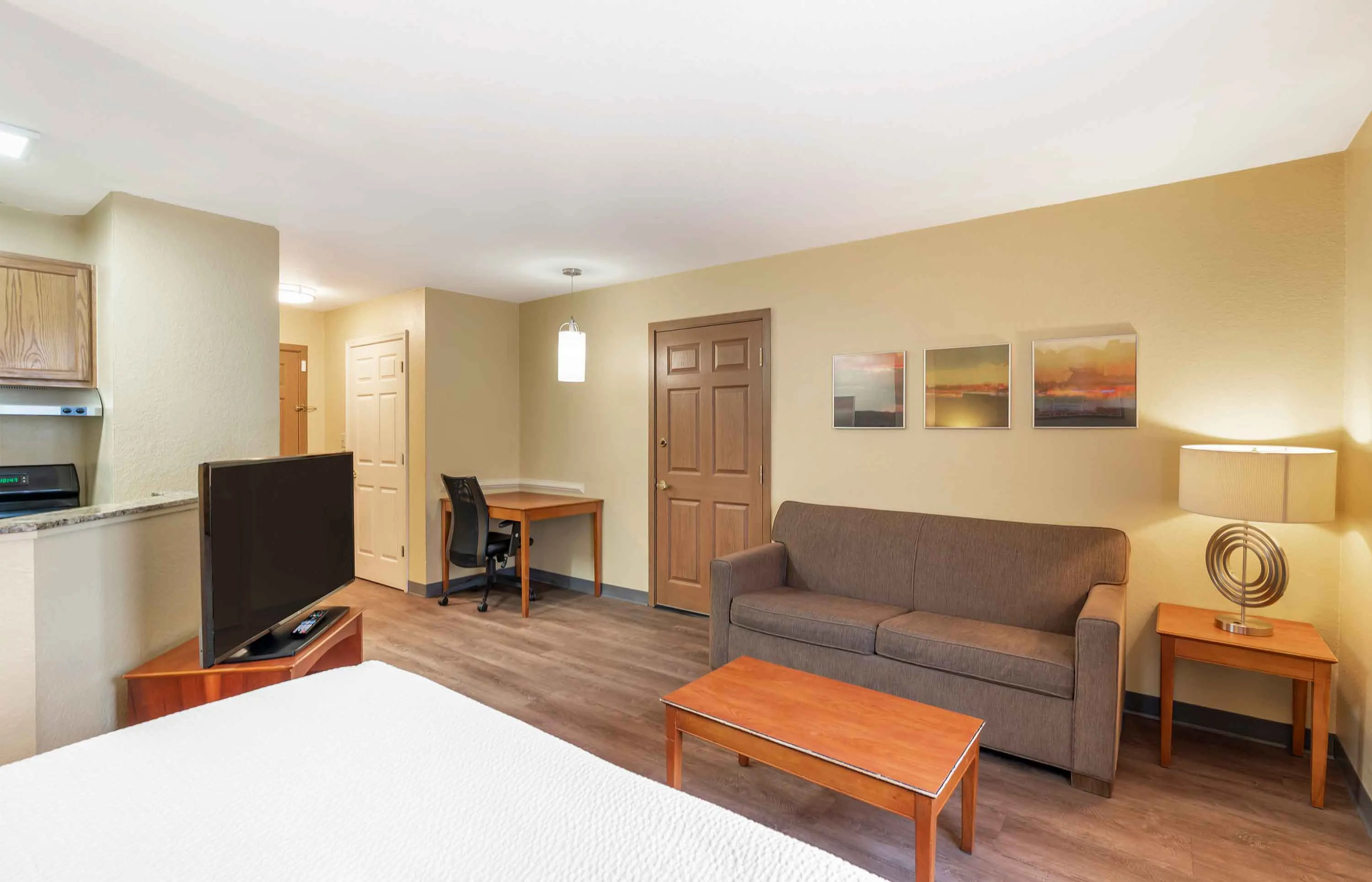 1 Bedroom Suite - 1 Queen Bed
