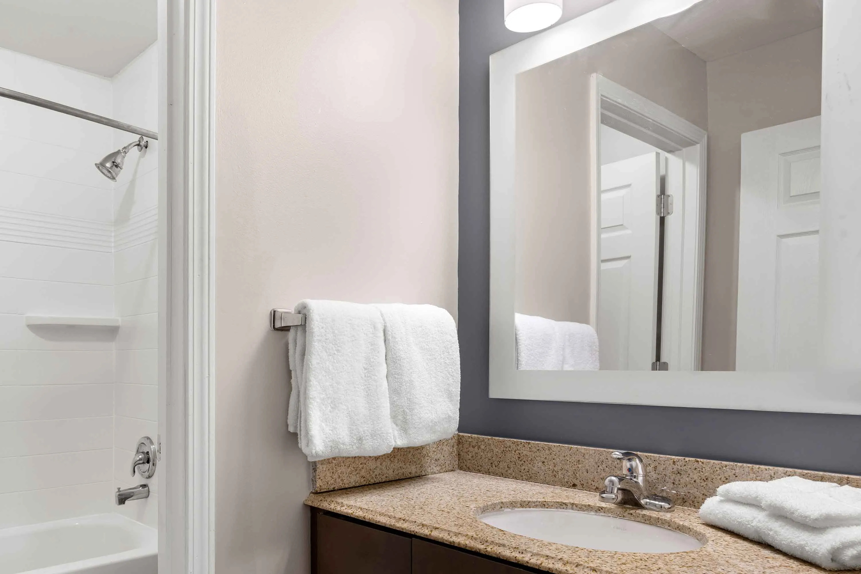 1 Bedroom Suite - 1 Queen Bed