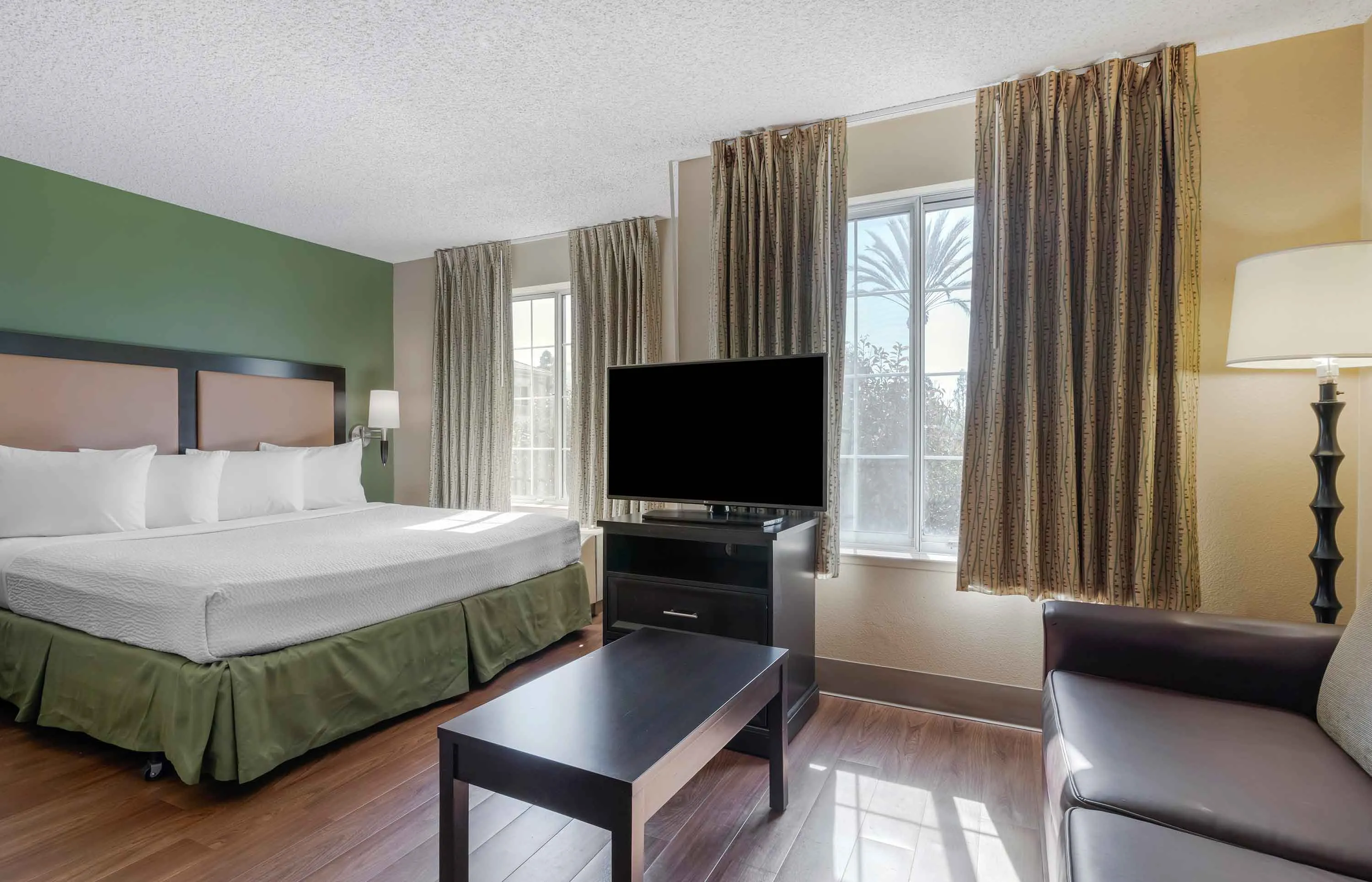 Deluxe Studio - 1 King Bed