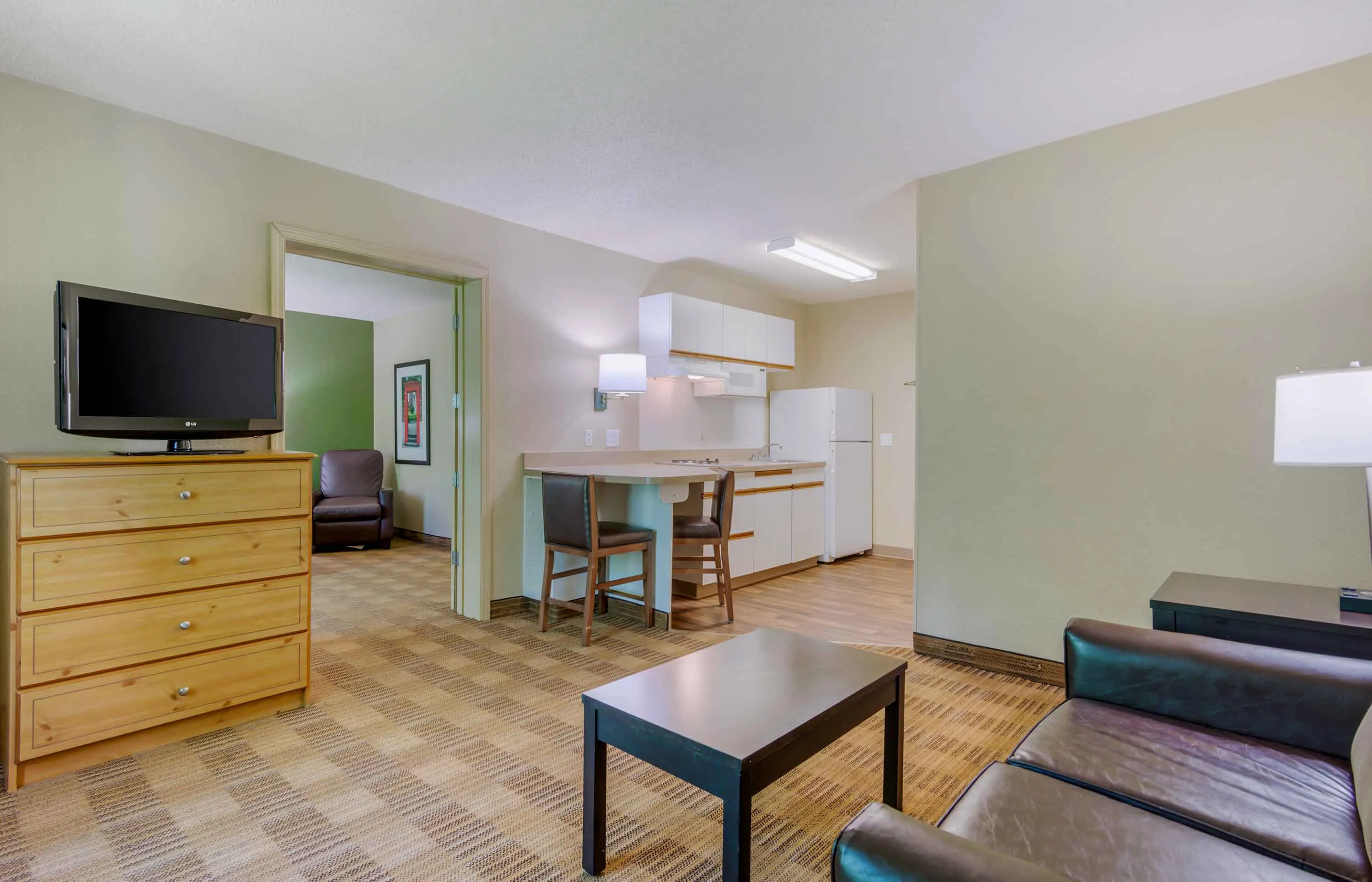 2 Bedroom Suite - 1 Queen Bed