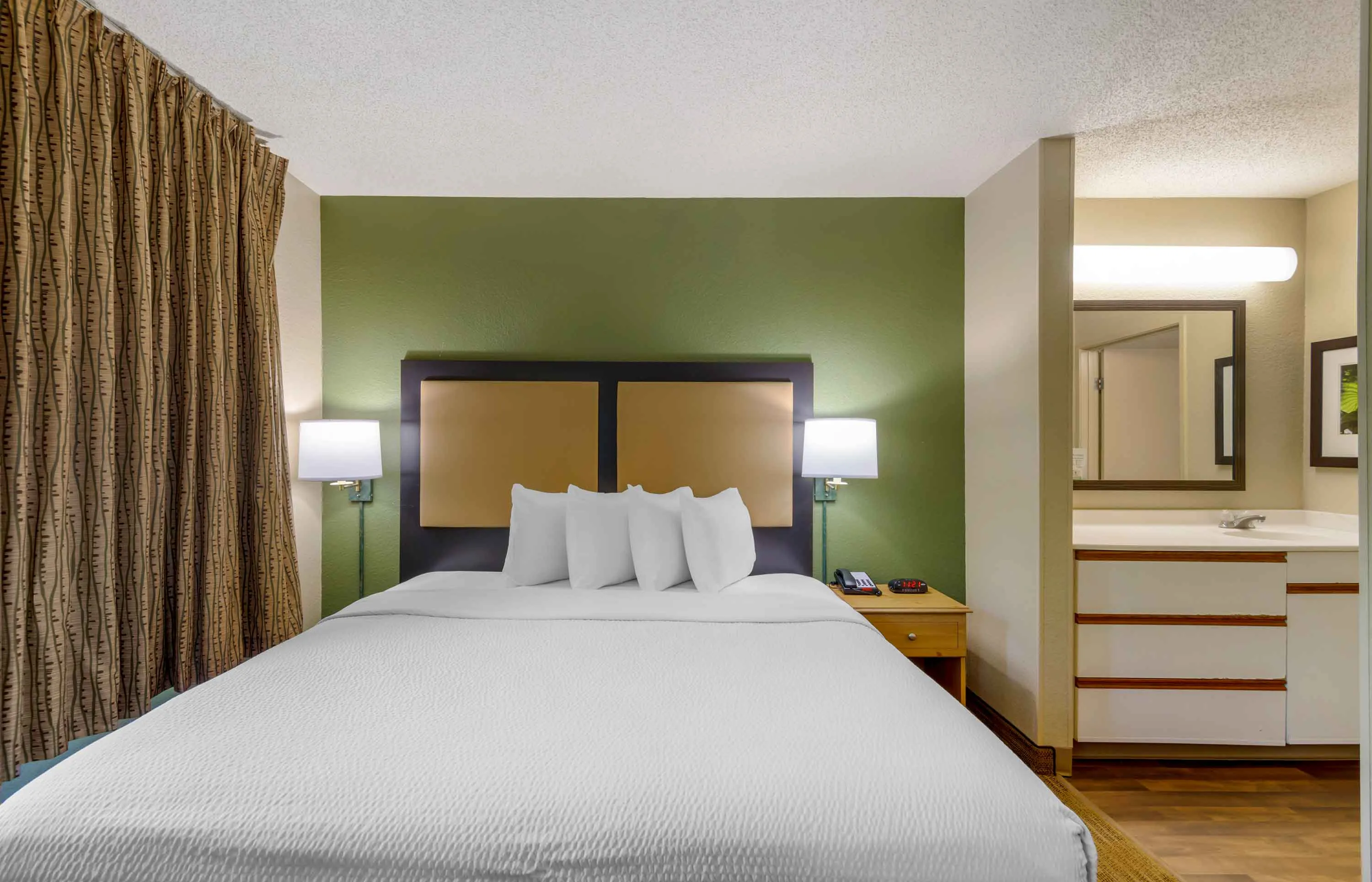 Deluxe Studio - 1 King Bed