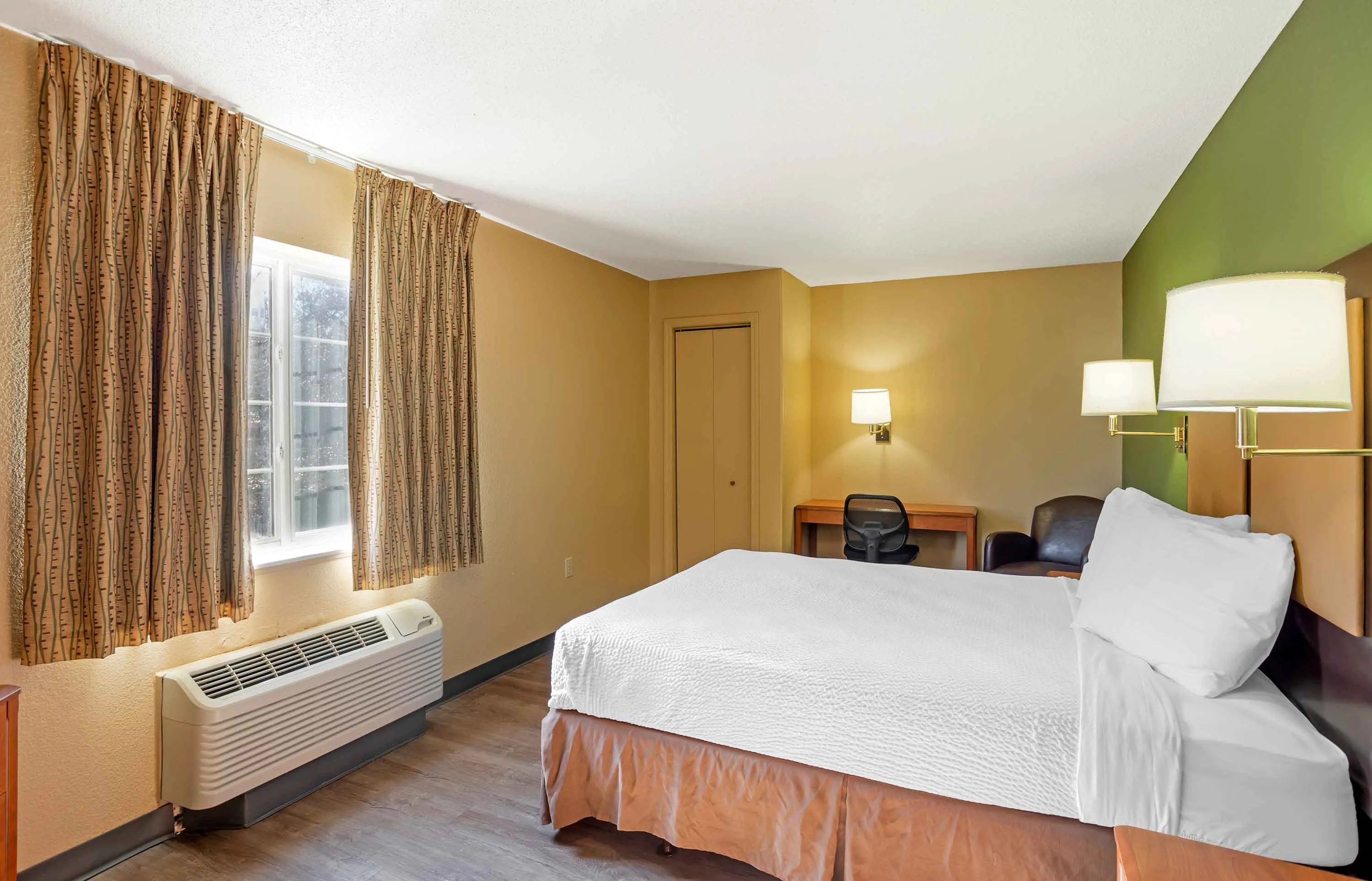 2 Bedroom Suite - 1 Queen and 2 Full Beds