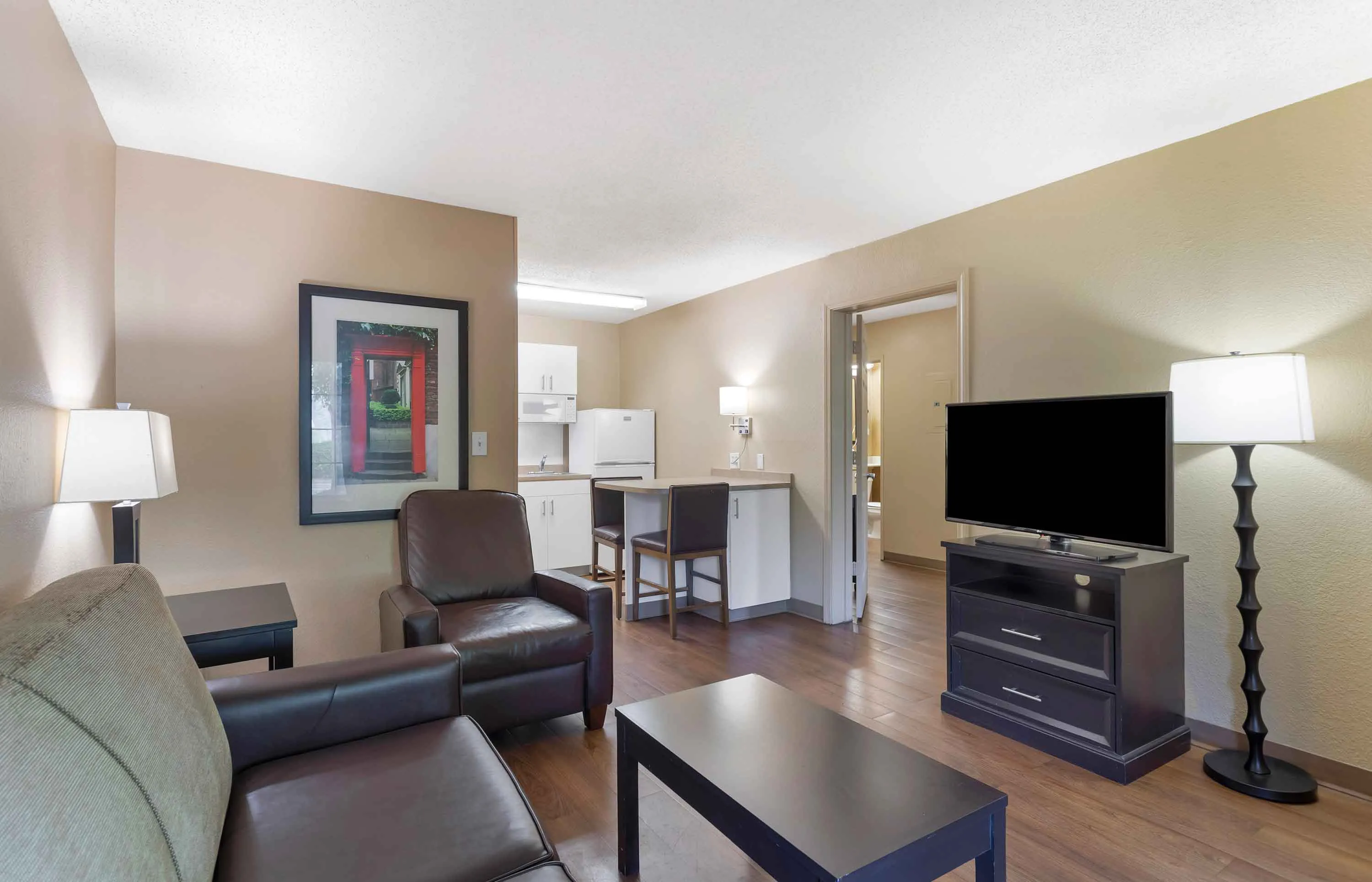 1 Bedroom Suite - 1 Queen Bed