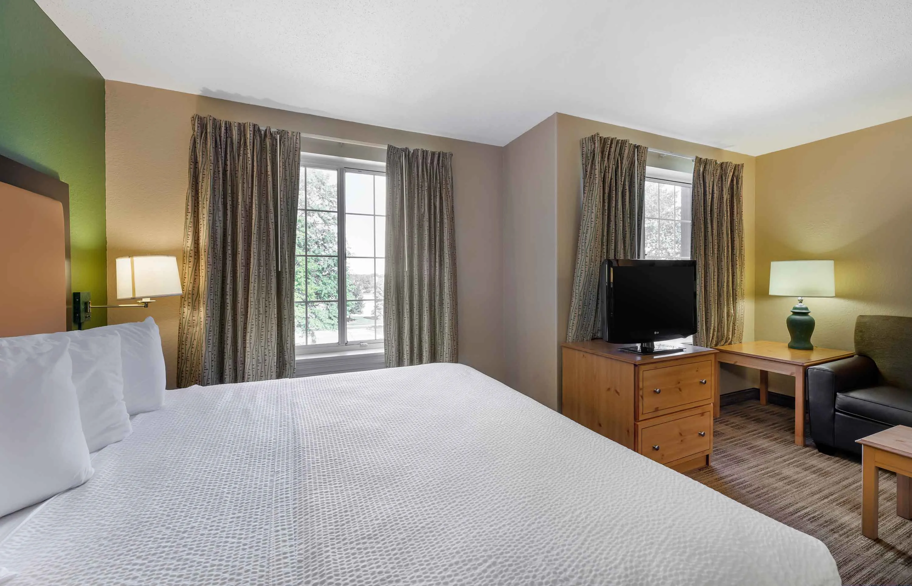 Deluxe Studio - 1 King Bed