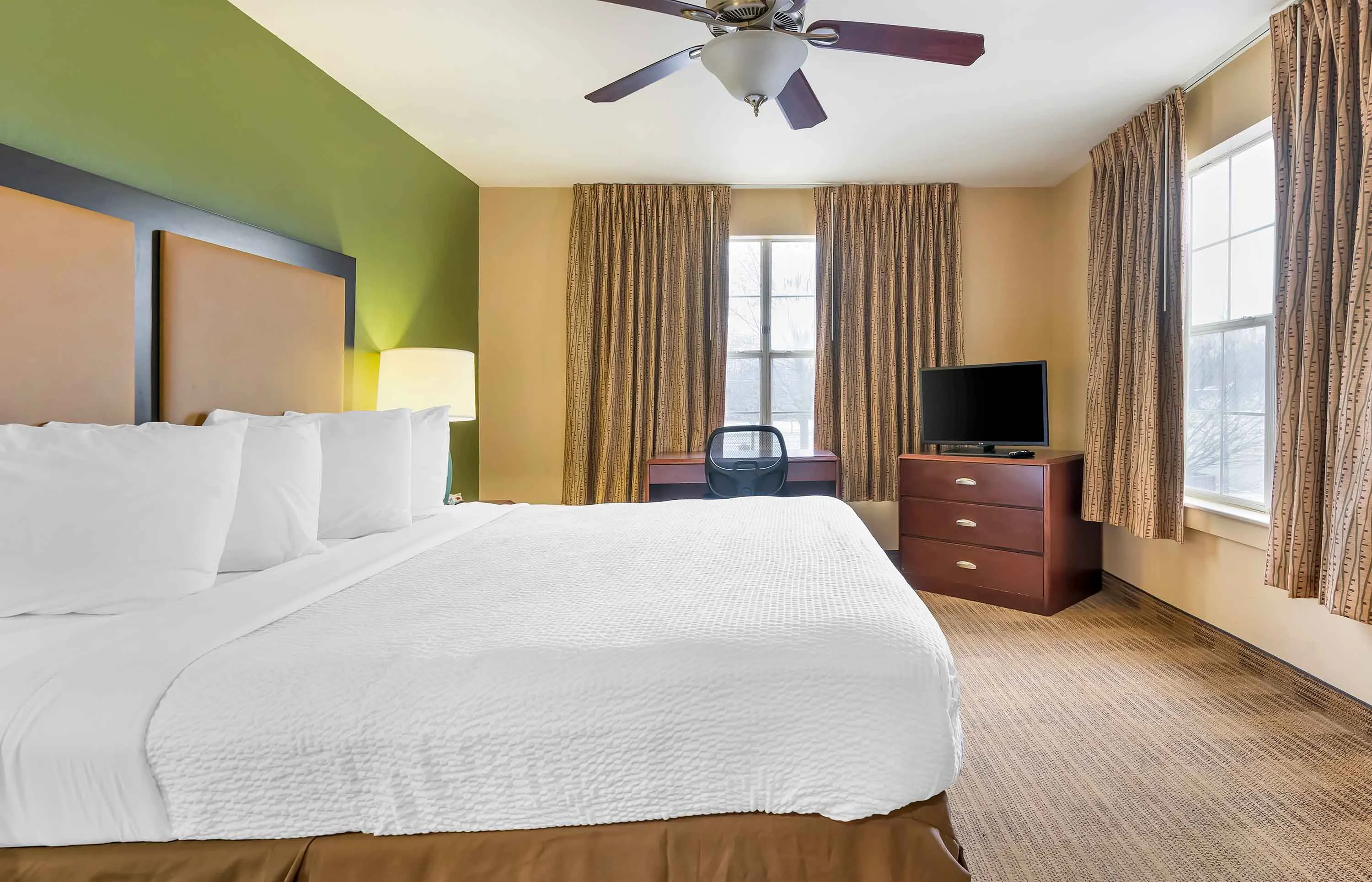 1 Bedroom Suite - 1 King Bed