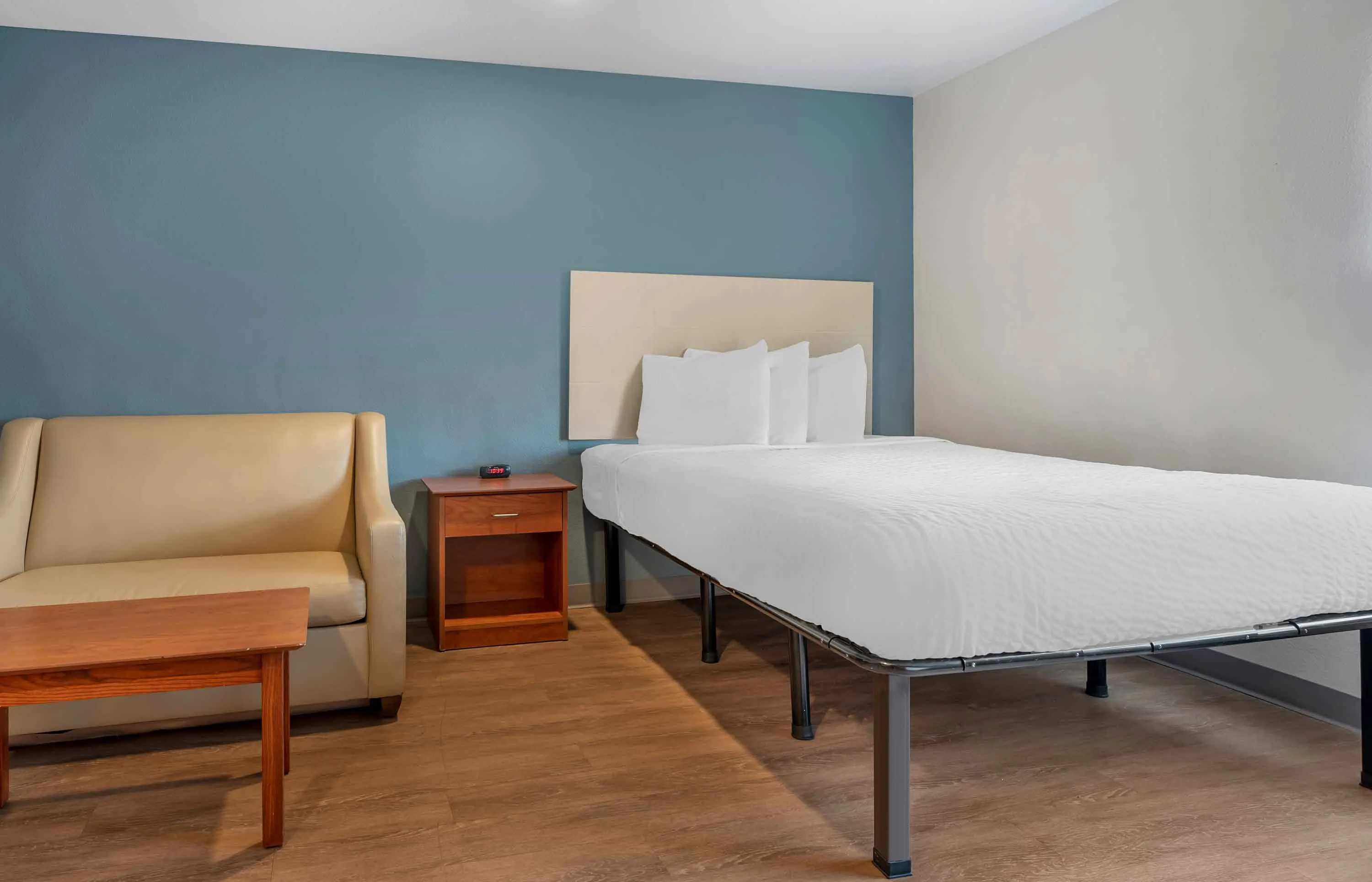 Deluxe Studio - 1 Queen Bed