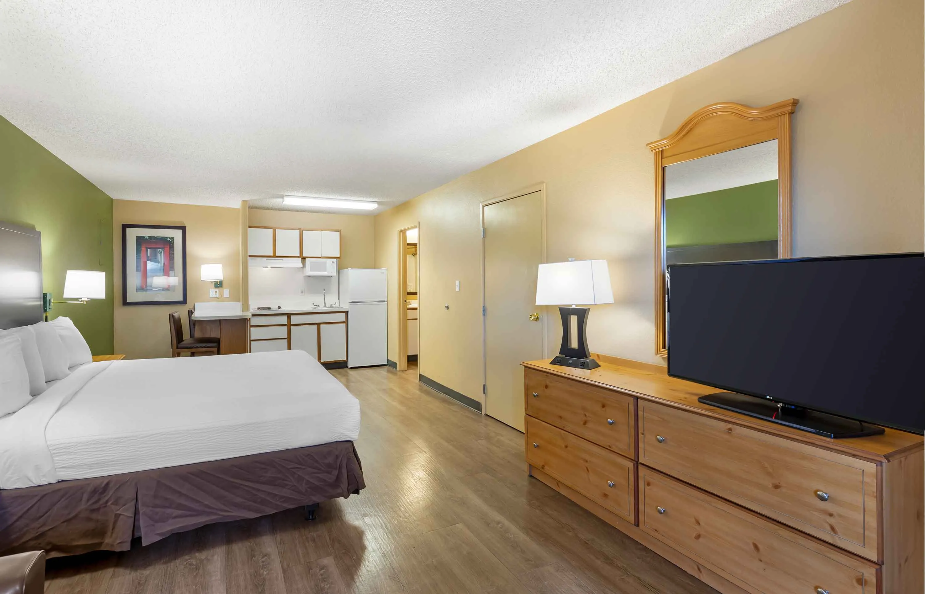 Deluxe Studio - 1 King Bed