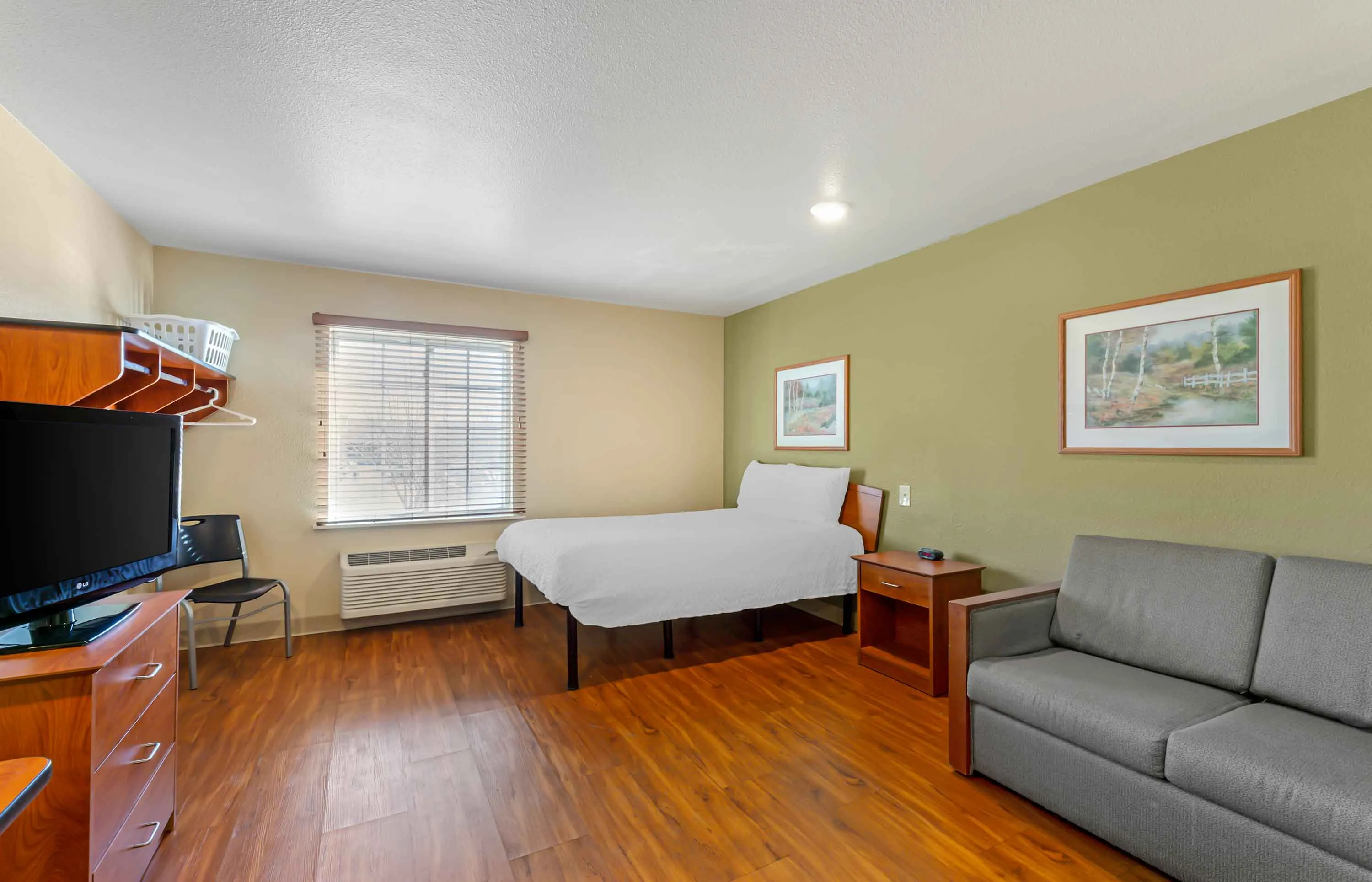 Deluxe Studio - 1 Full Bed