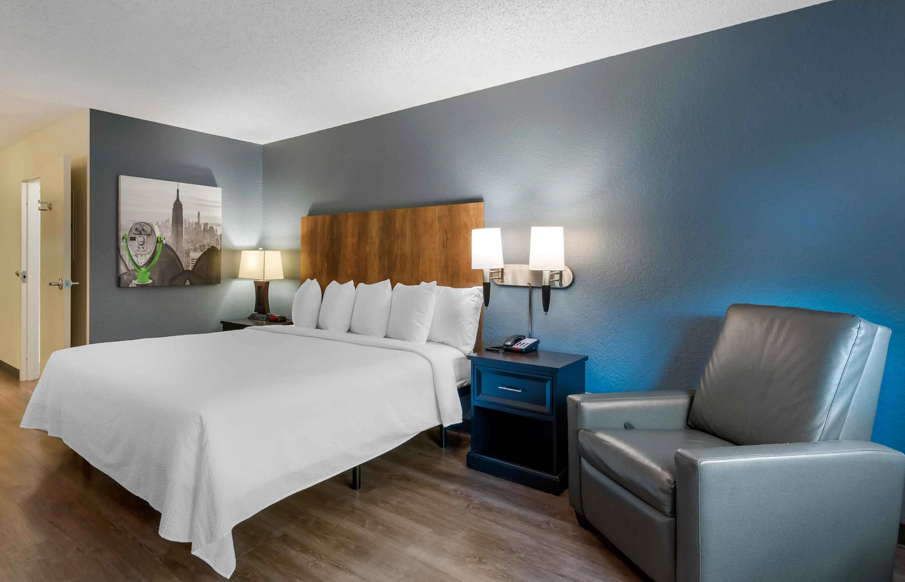 1 Bedroom Suite - 1 King Bed
