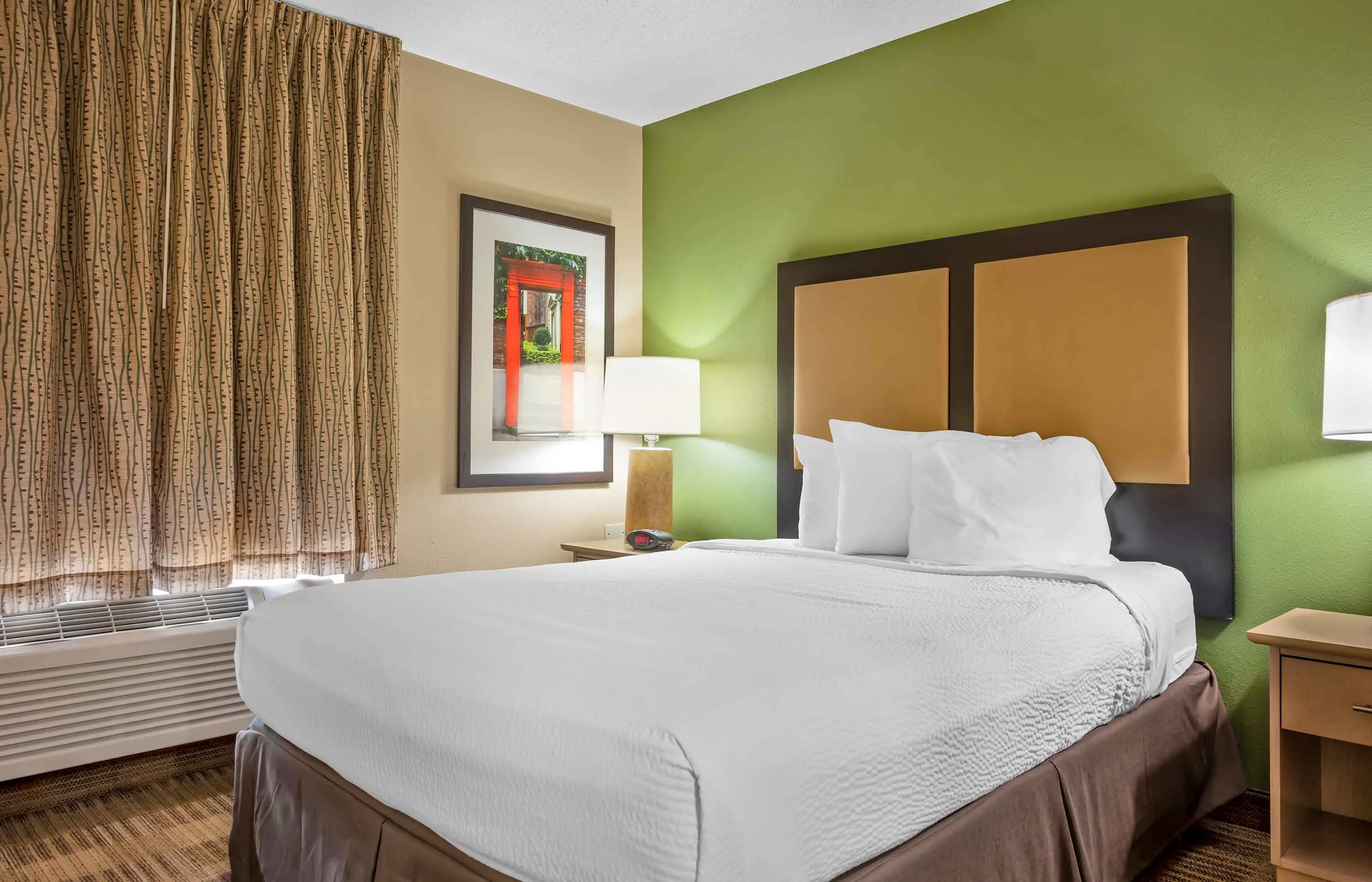 Deluxe Studio - 1 Queen Bed