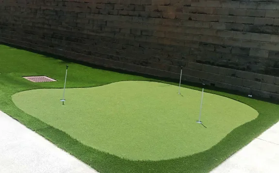 Outdoor putting green