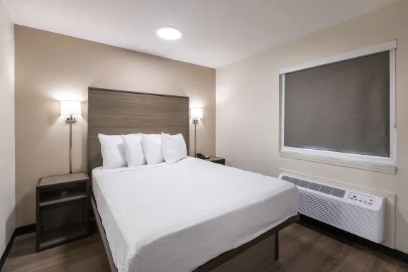 Deluxe Studio - 1 Queen Bed