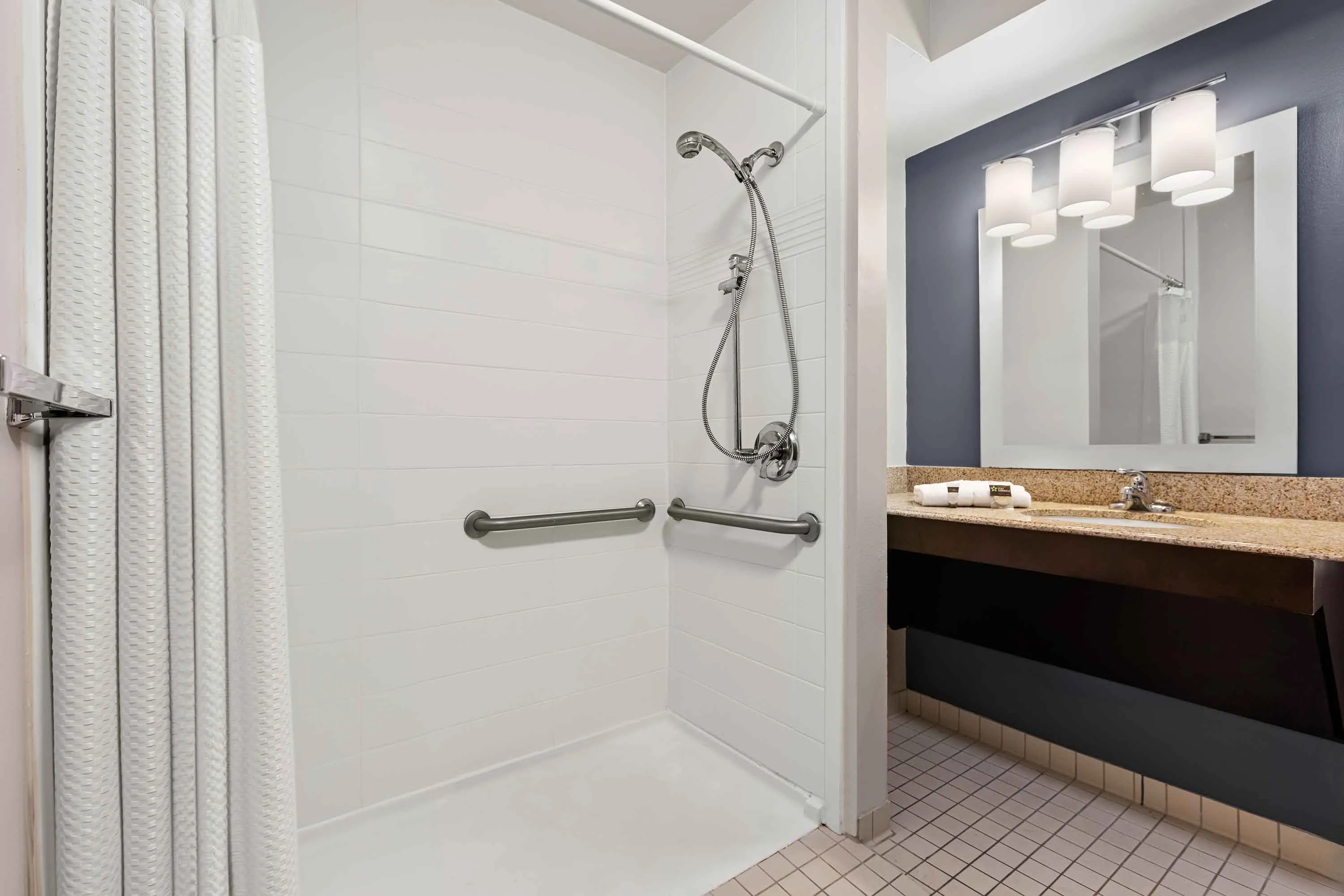 1 Bedroom Suite - 1 Queen Bed