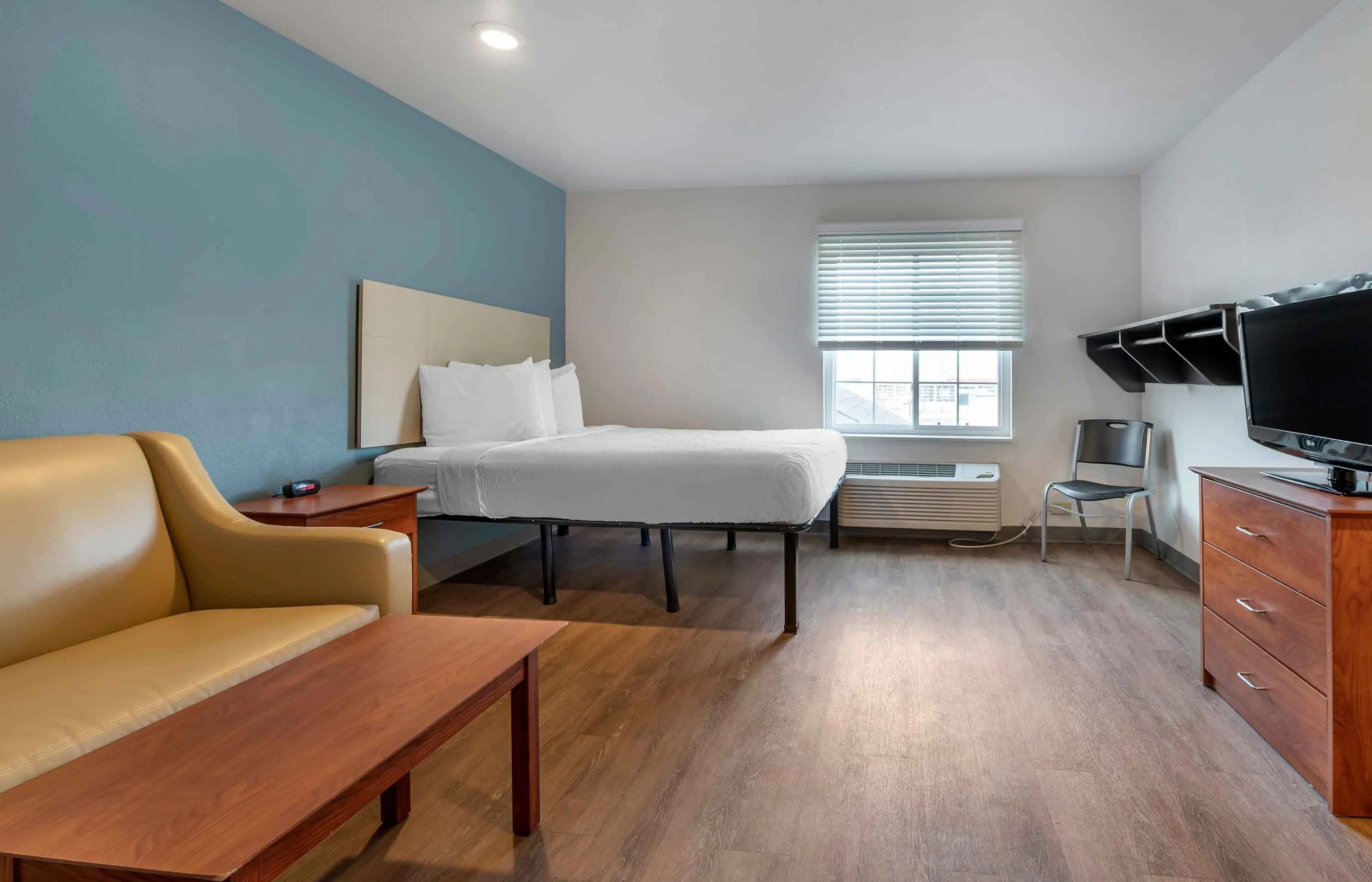 Deluxe Studio - 1 Queen Bed