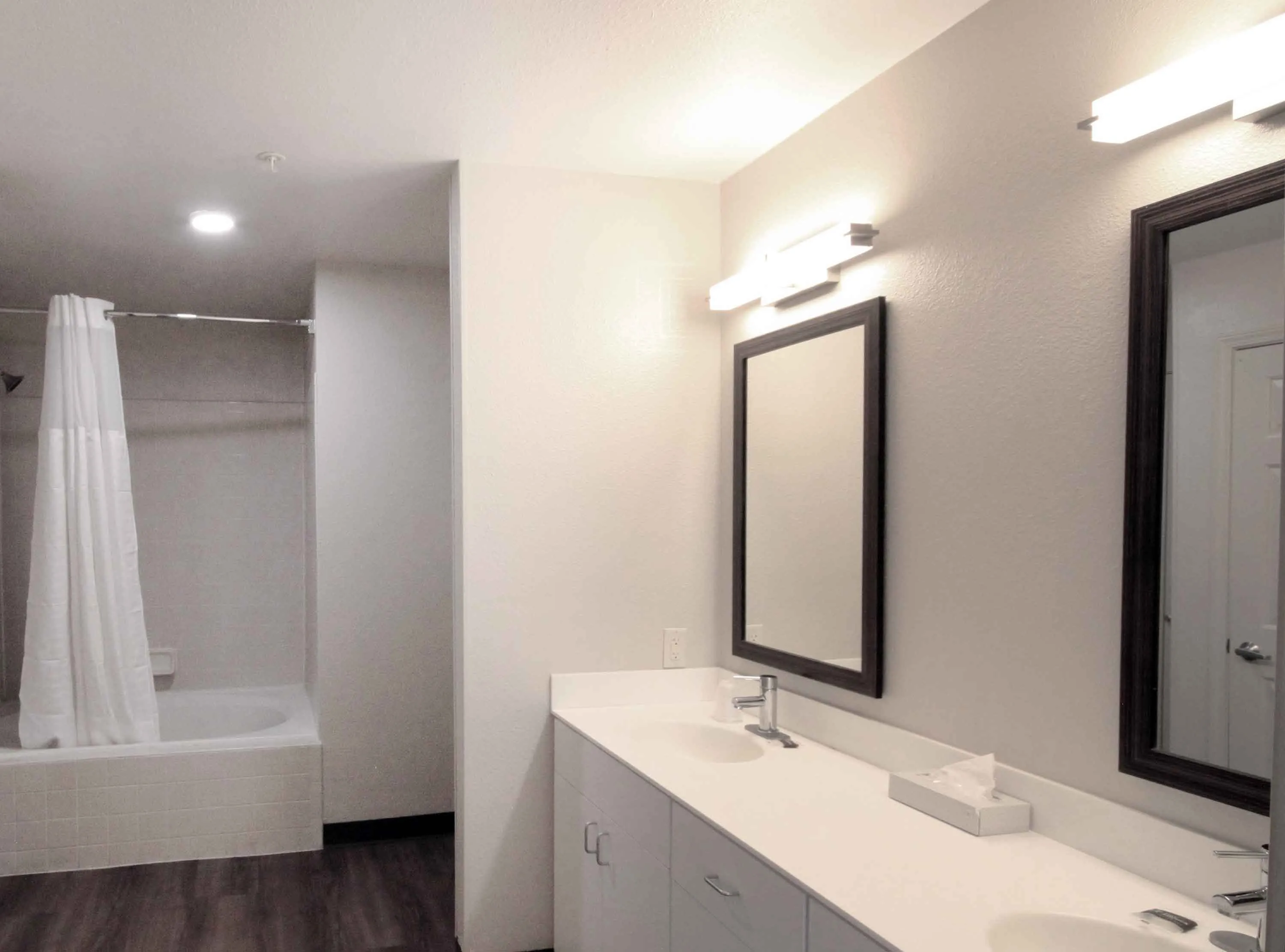 1 Bedroom Suite - 1 King Bed