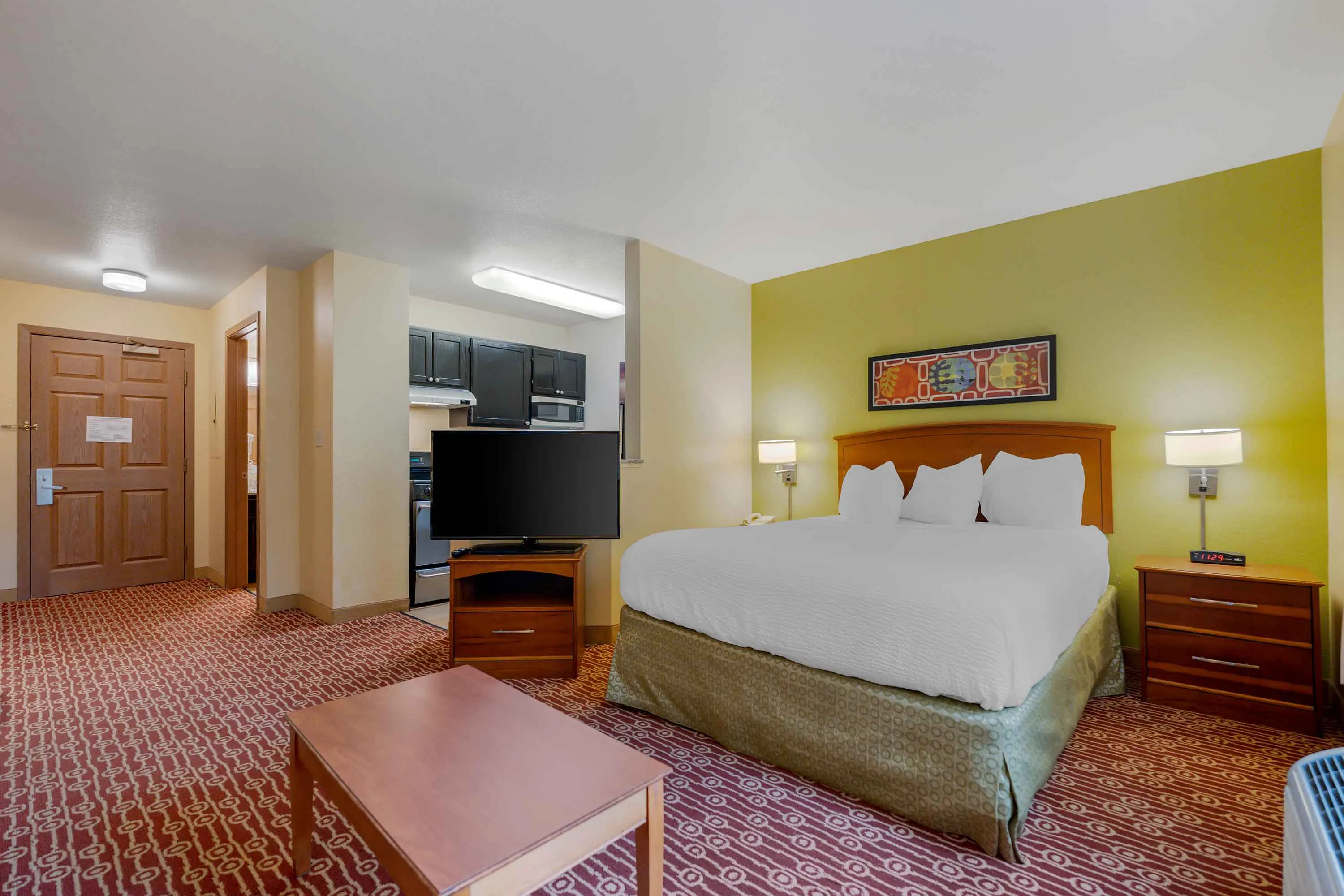 Deluxe Studio - 1 Queen Bed