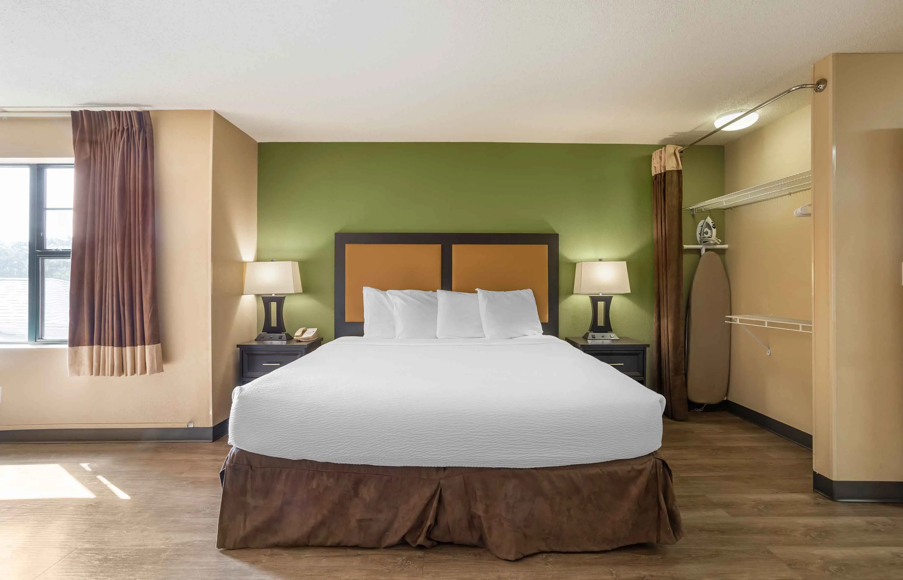 Deluxe Studio - 1 King Bed