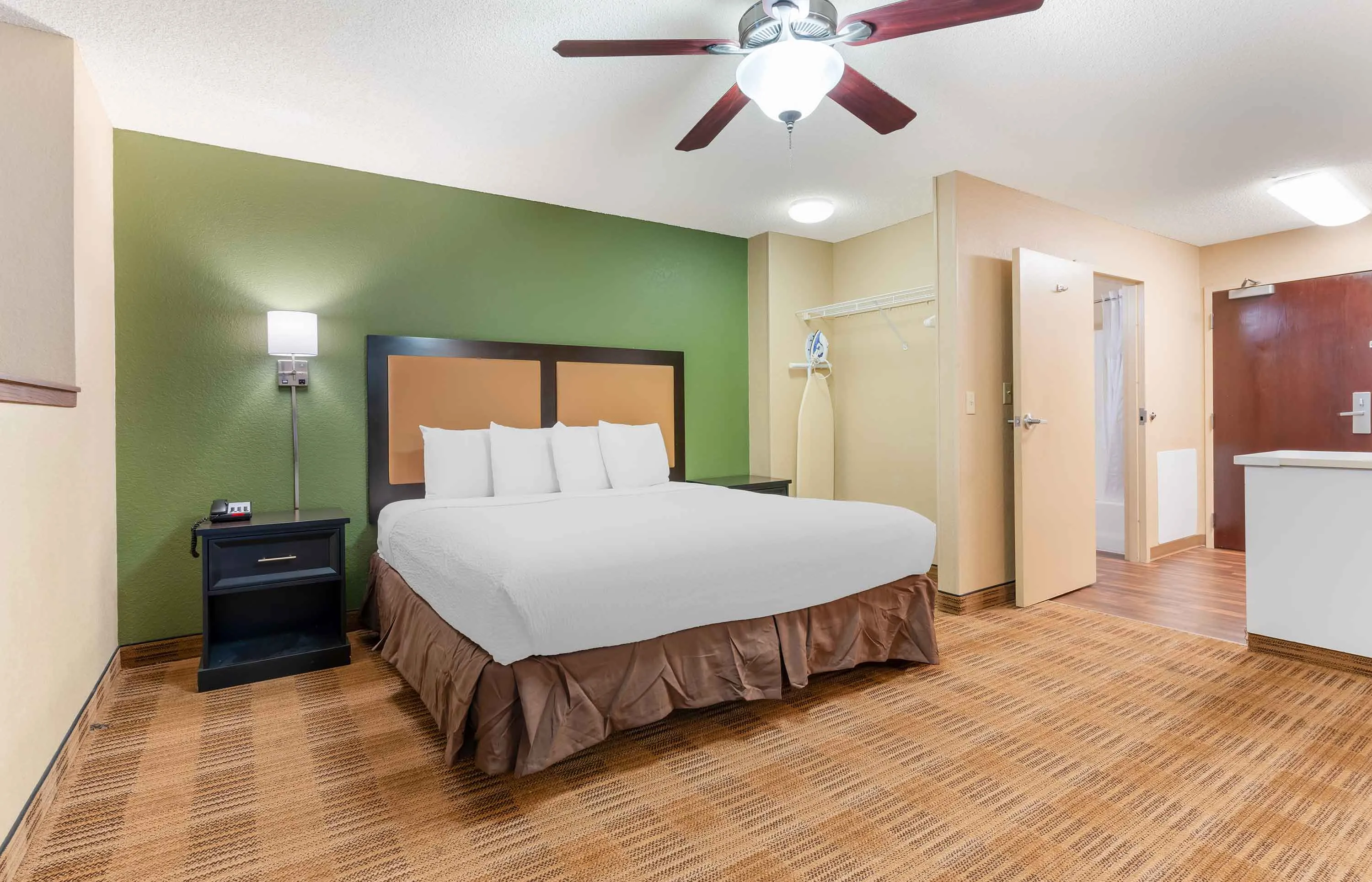 Deluxe Studio - 1 King Bed