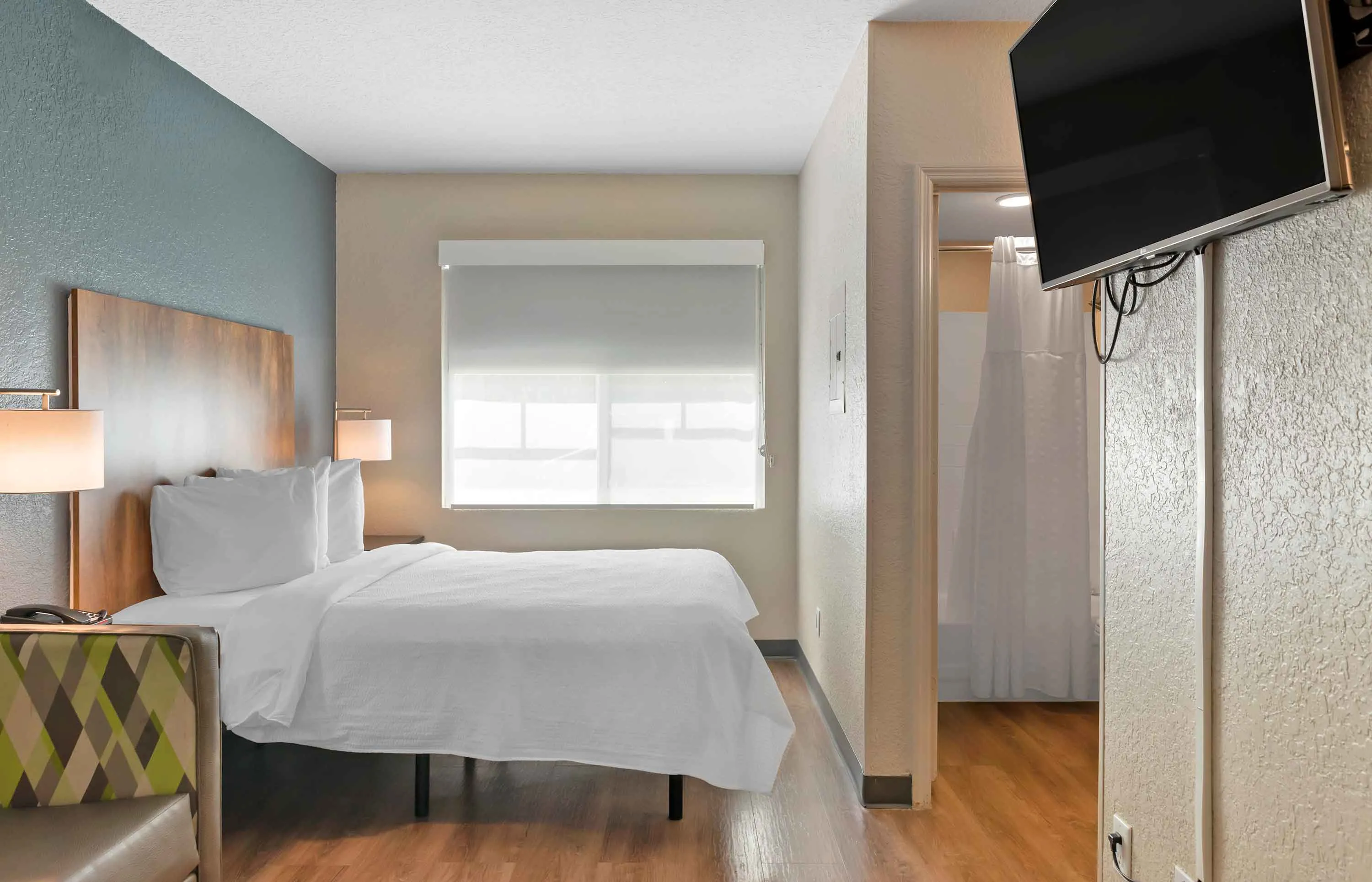 Deluxe Studio - 1 Queen Bed