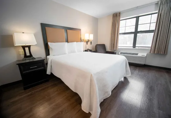 1 Bedroom Suite - 1 Queen Bed