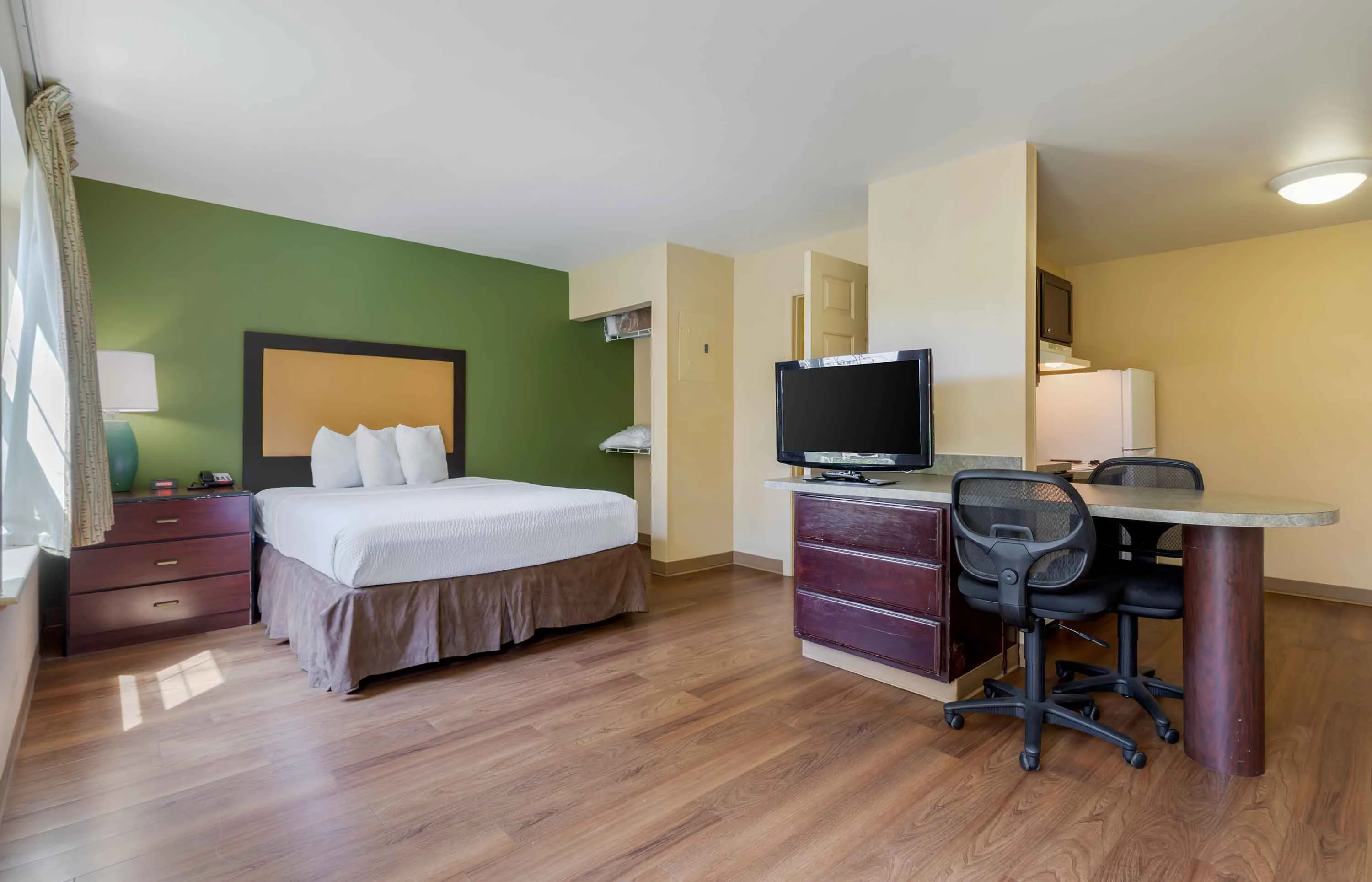 Deluxe Studio - 1 Full Bed