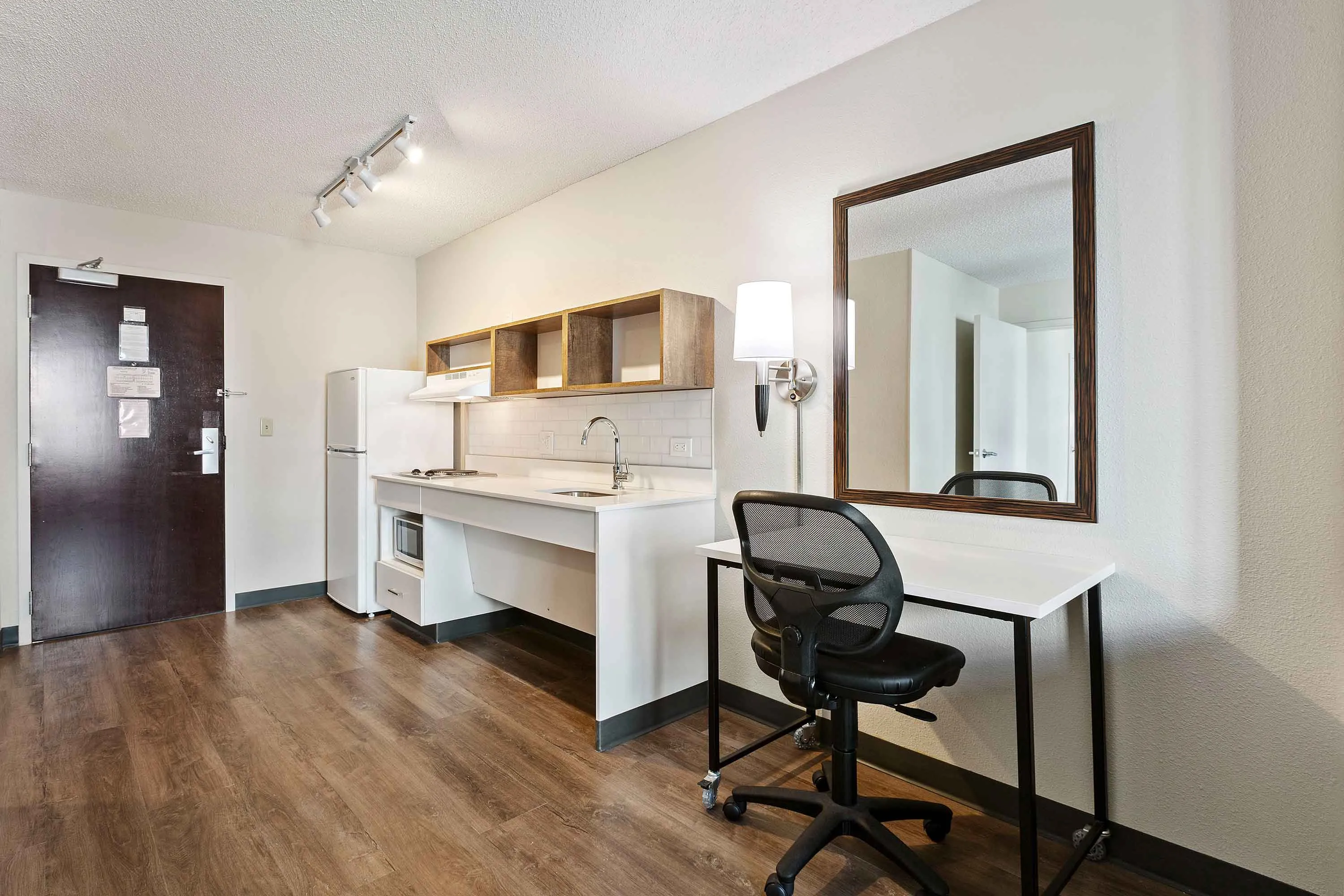 1 Bedroom Suite - 1 Queen Bed