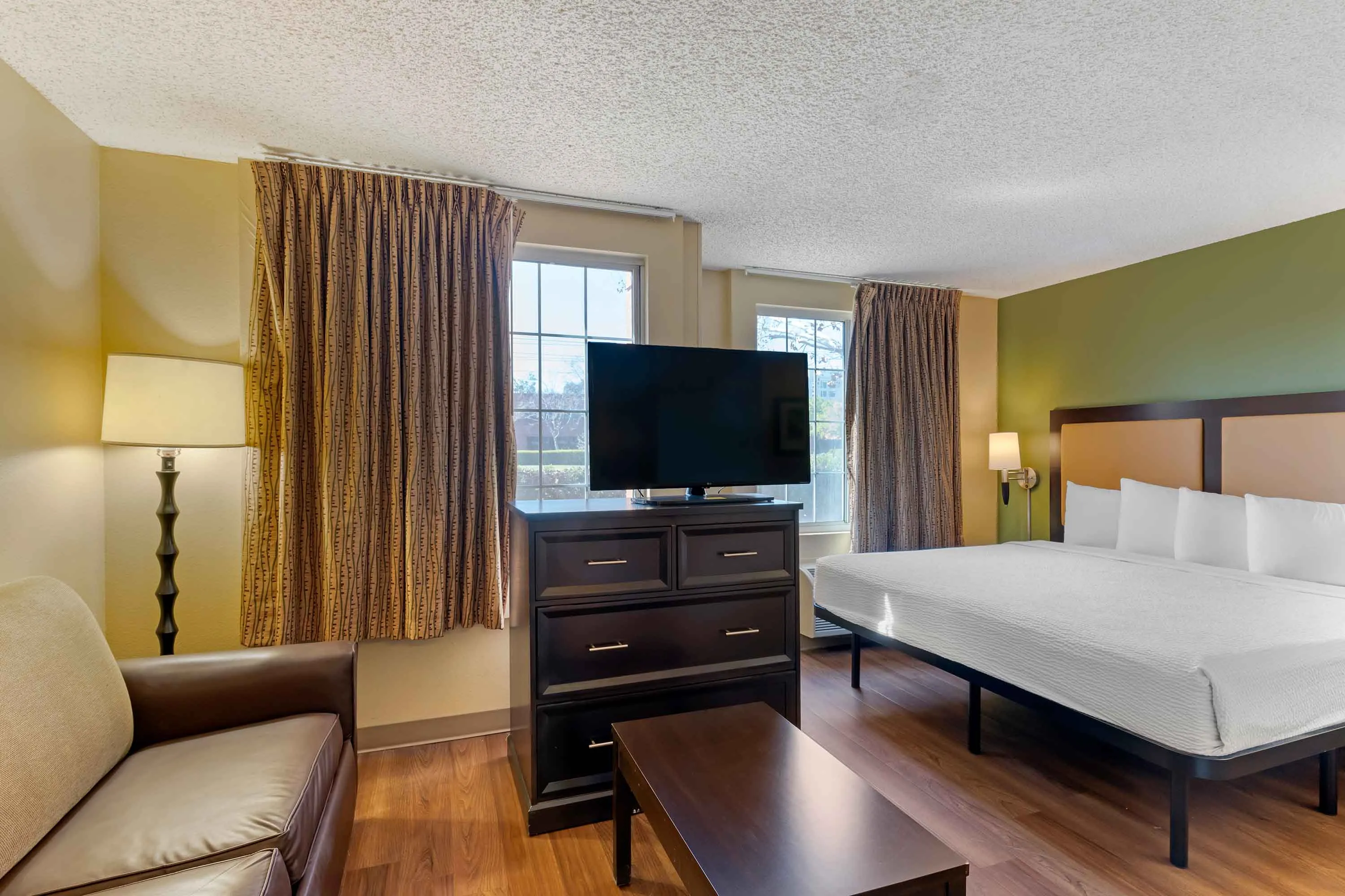 Deluxe Studio - 1 King Bed