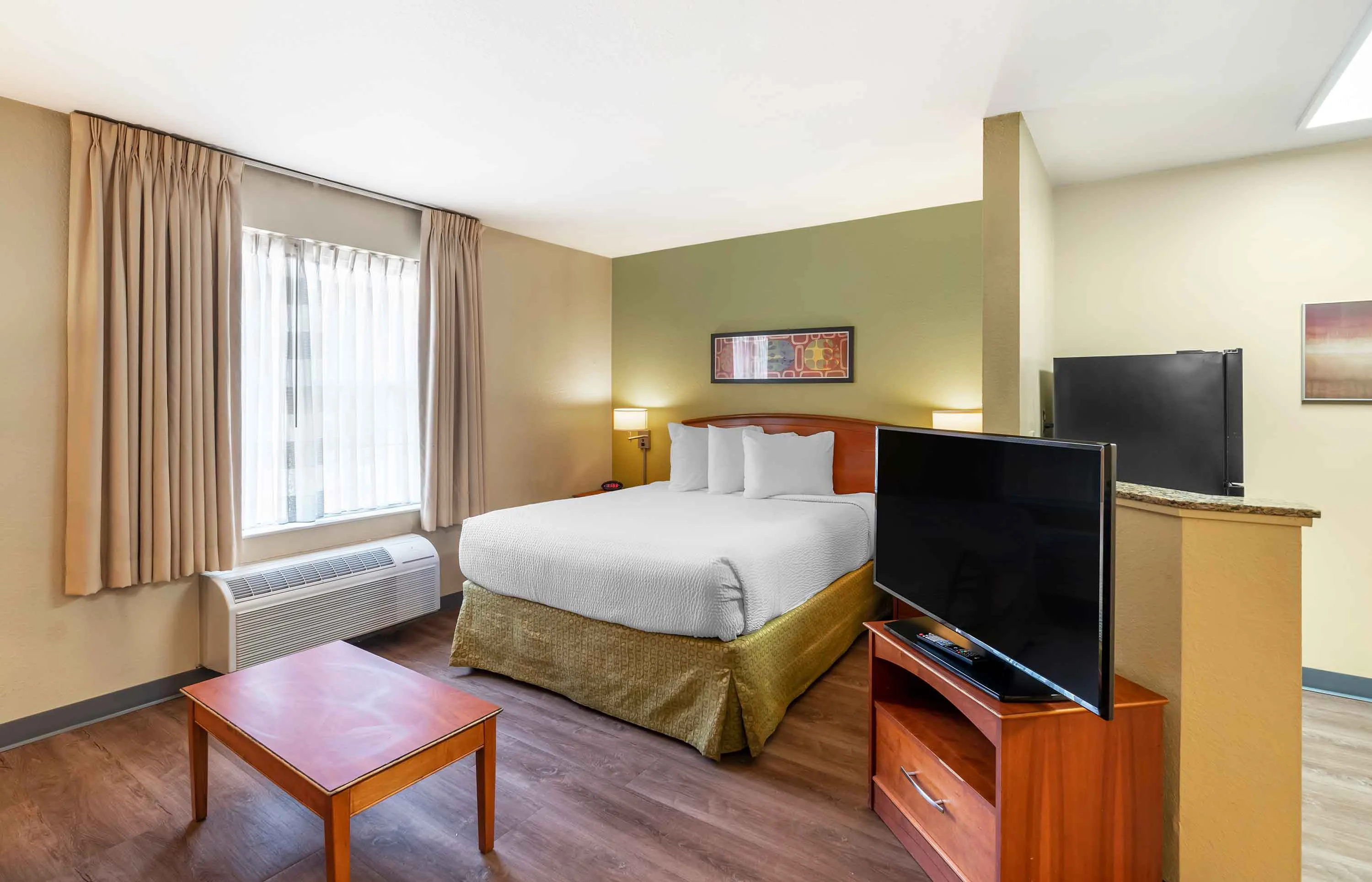 1 Bedroom Suite - 1 Queen Bed