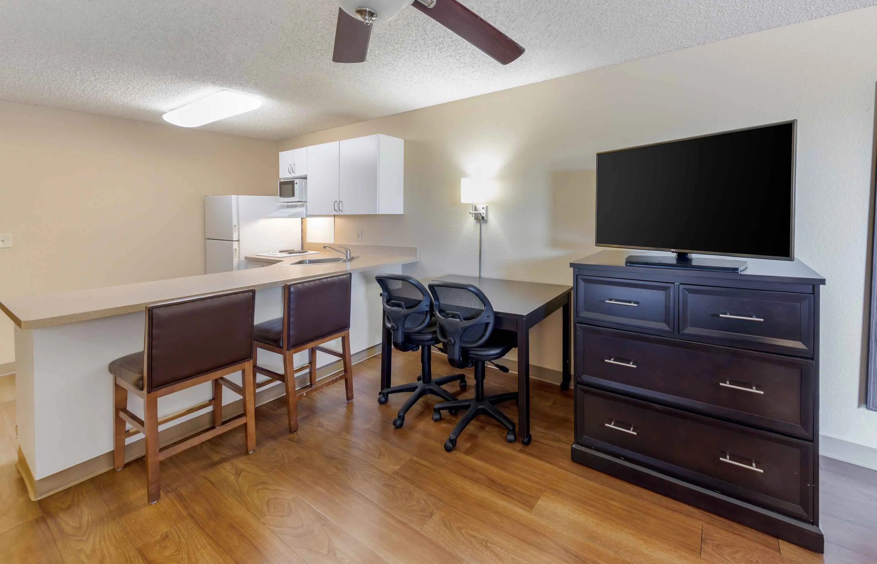 1 Bedroom Suite - 1 King Bed