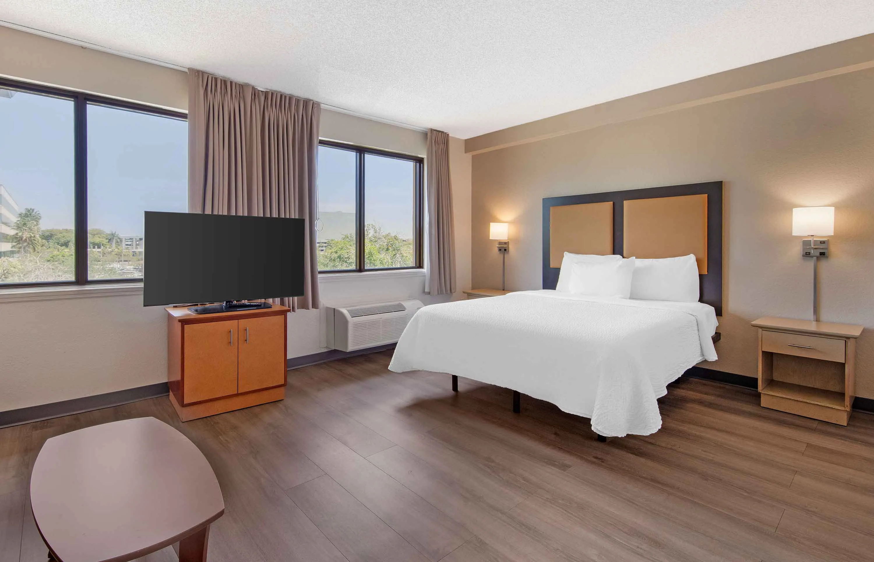 Deluxe Studio - 1 Queen Bed